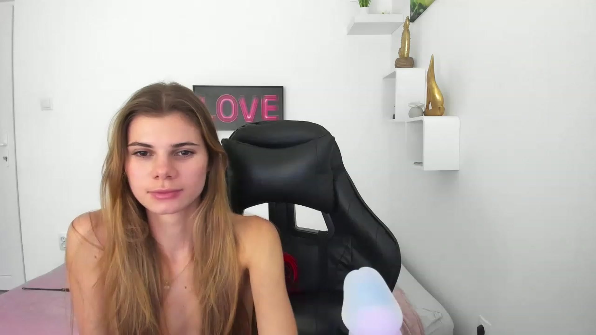 Gallery image thumbnail from RileyReid_18's myfreecams stream on, 12/10/2022, 17:26 image 12 of 20