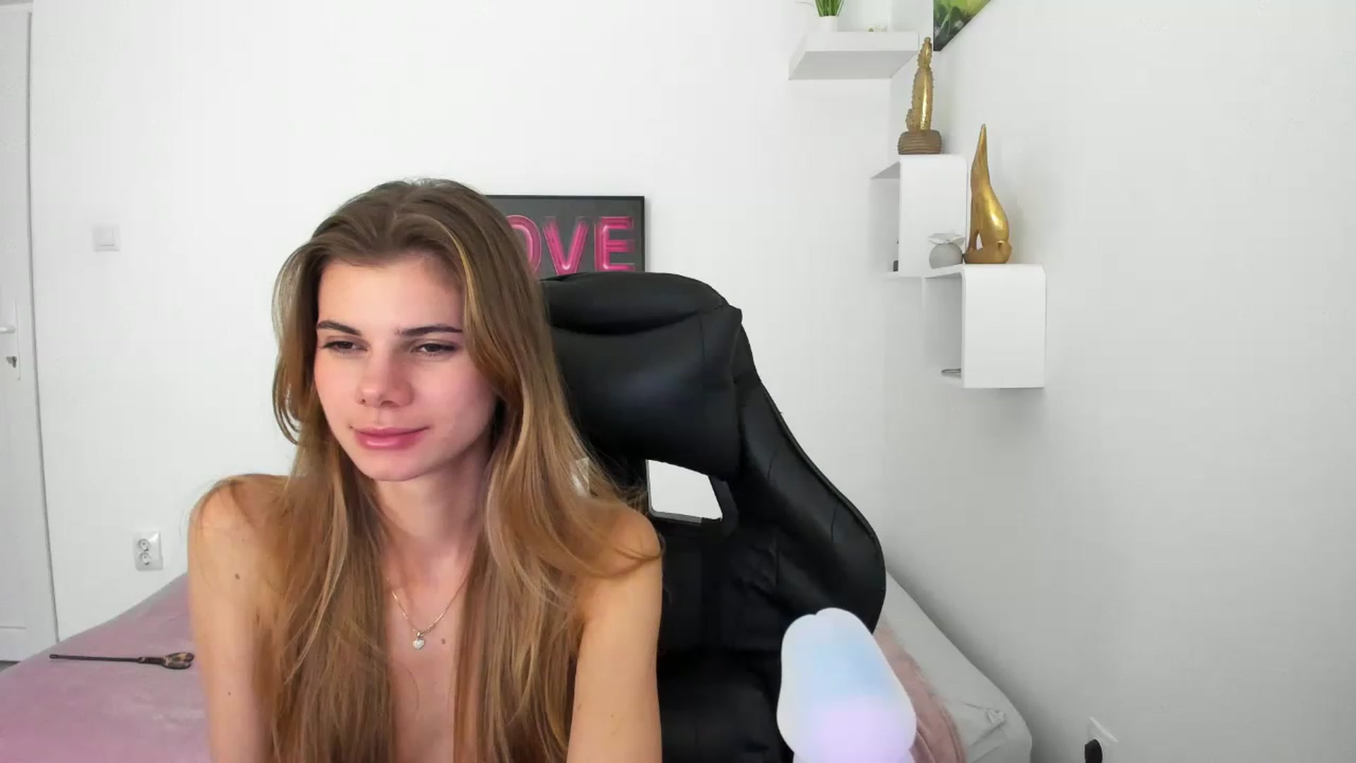Gallery image thumbnail from RileyReid_18's myfreecams stream on, 12/10/2022, 17:26 image 9 of 20