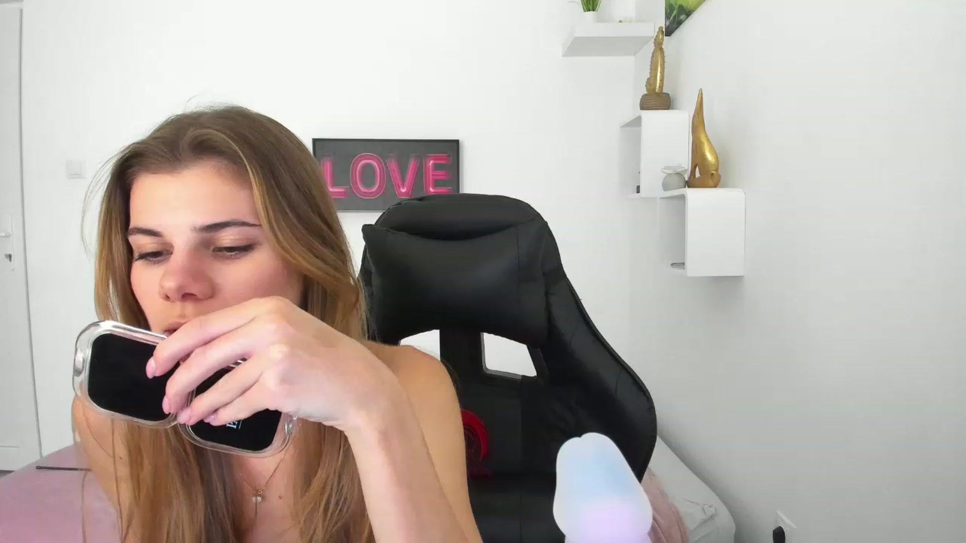 Gallery image thumbnail from RileyReid_18's myfreecams stream on, 12/10/2022, 17:26 image 14 of 20