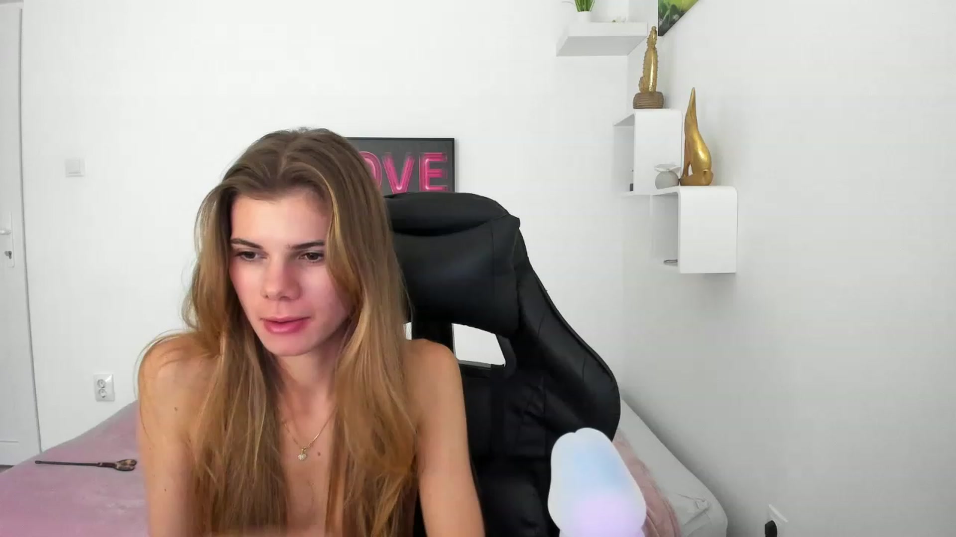 Gallery image thumbnail from RileyReid_18's myfreecams stream on, 12/10/2022, 17:26 image 10 of 20