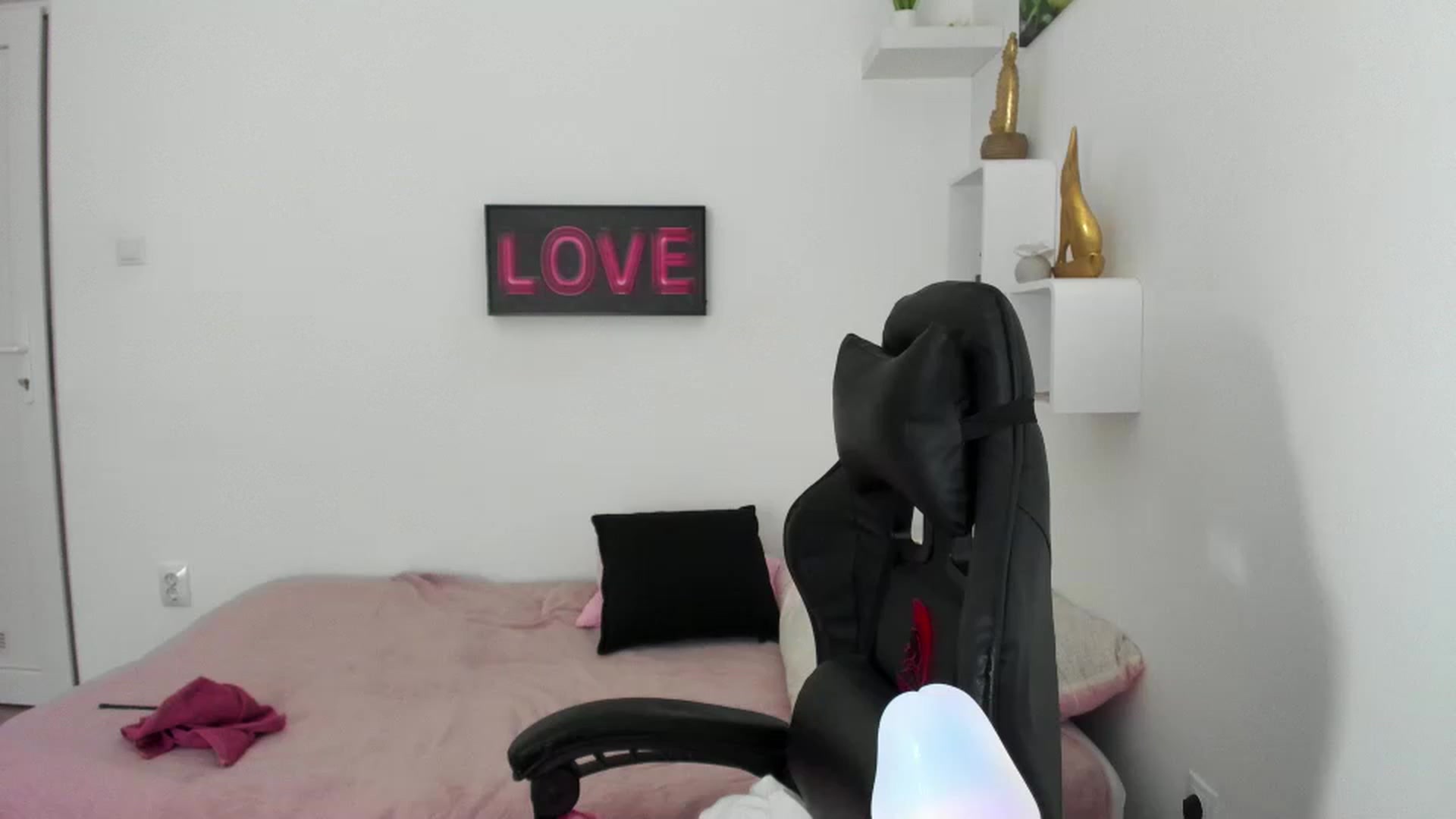 Gallery image thumbnail from RileyReid_18's myfreecams stream on, 12/11/2022, 13:16 image 17 of 20