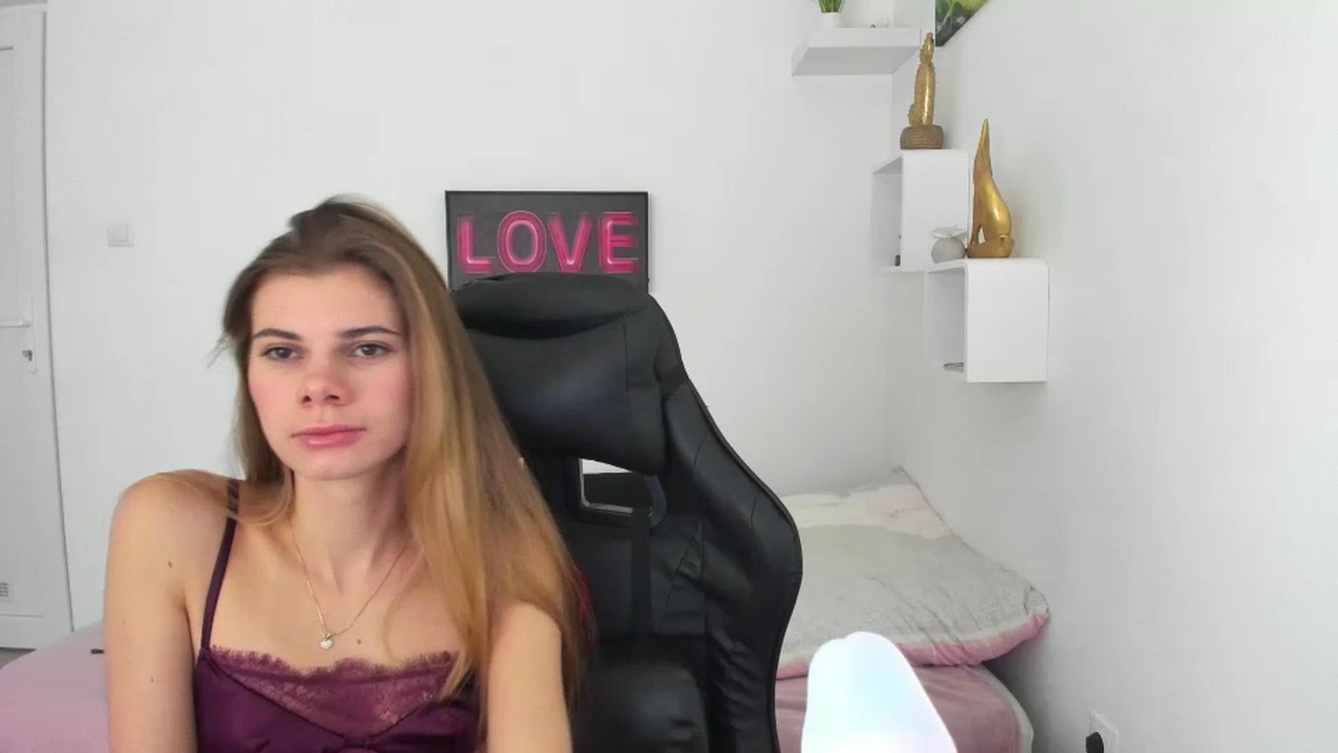 Gallery image thumbnail from RileyReid_18's myfreecams stream on, 12/11/2022, 13:16 image 6 of 20