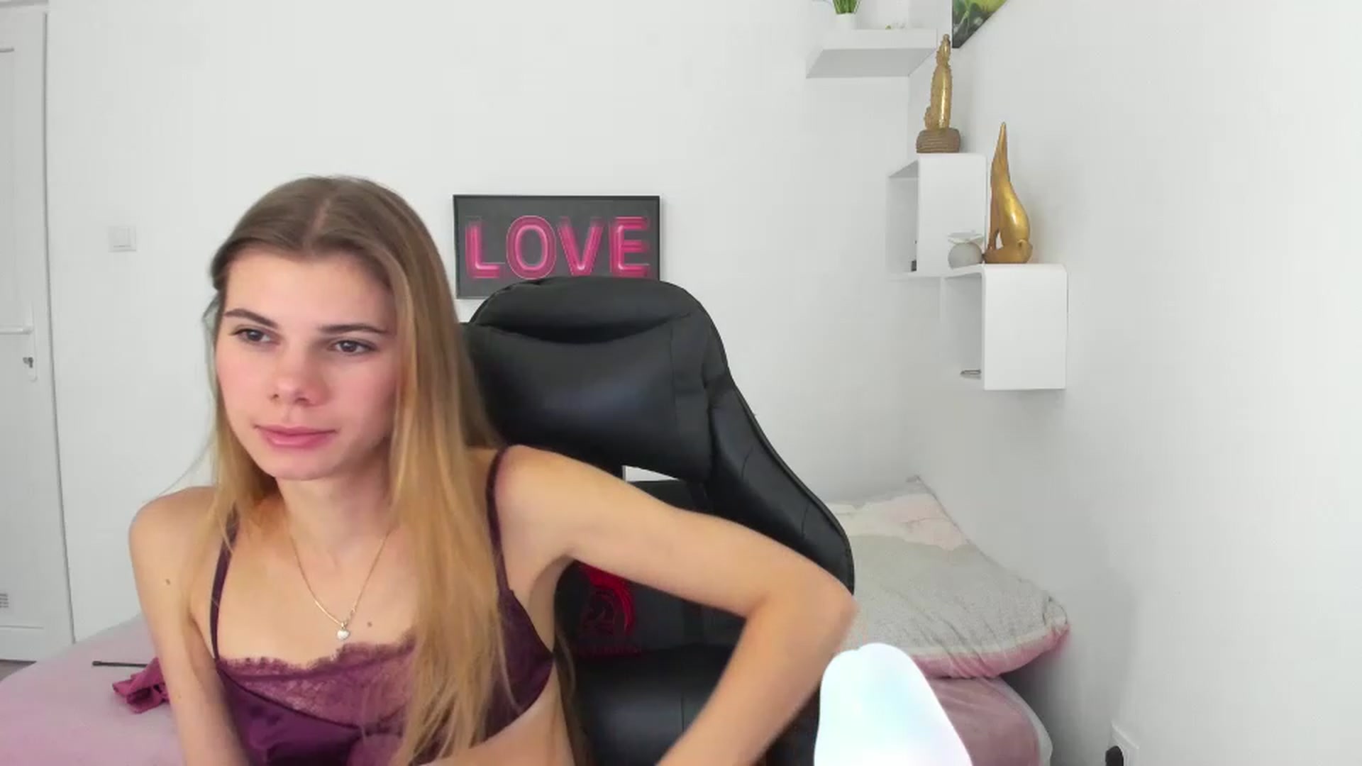 Gallery image thumbnail from RileyReid_18's myfreecams stream on, 12/11/2022, 13:16 image 12 of 20