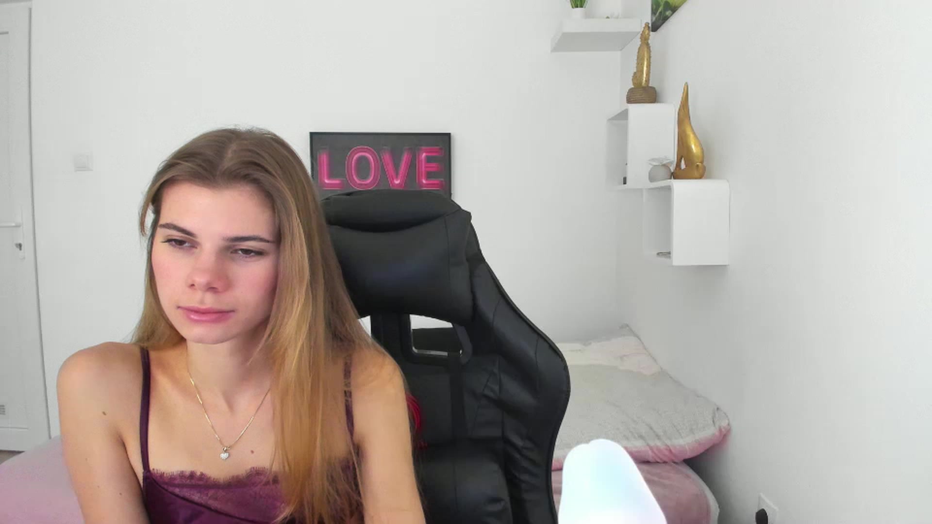 Gallery image thumbnail from RileyReid_18's myfreecams stream on, 12/11/2022, 13:16 image 2 of 20