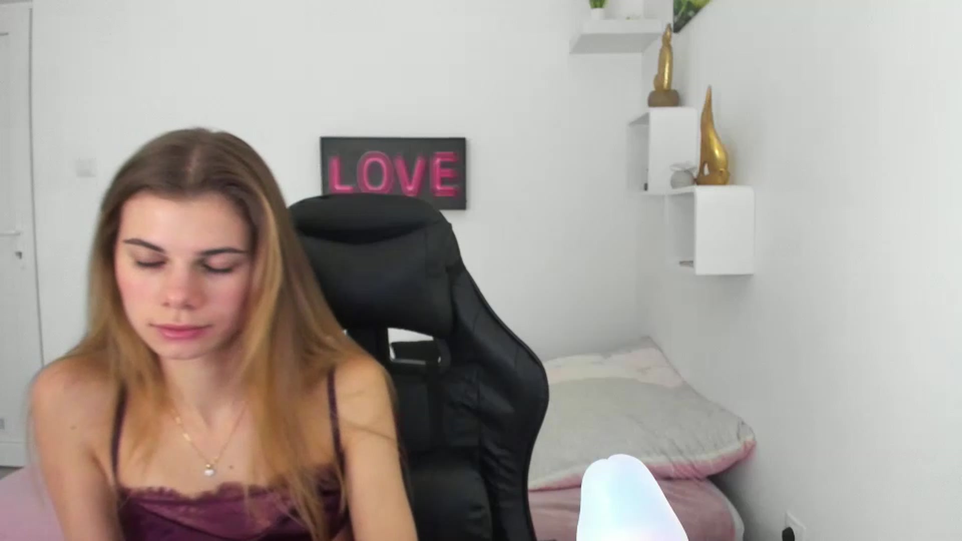 Gallery image thumbnail from RileyReid_18's myfreecams stream on, 12/11/2022, 13:16 image 8 of 20