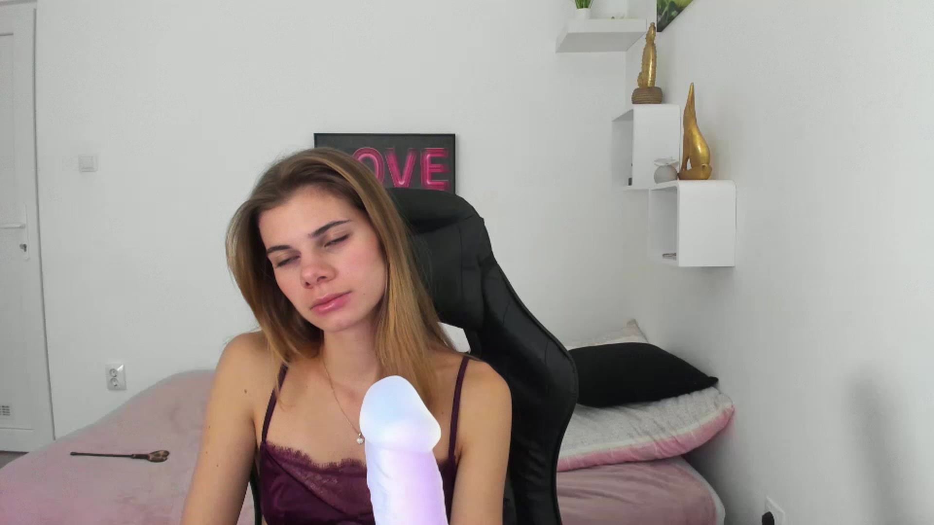 Gallery image thumbnail from RileyReid_18's myfreecams stream on, 12/11/2022, 14:48 image 6 of 20