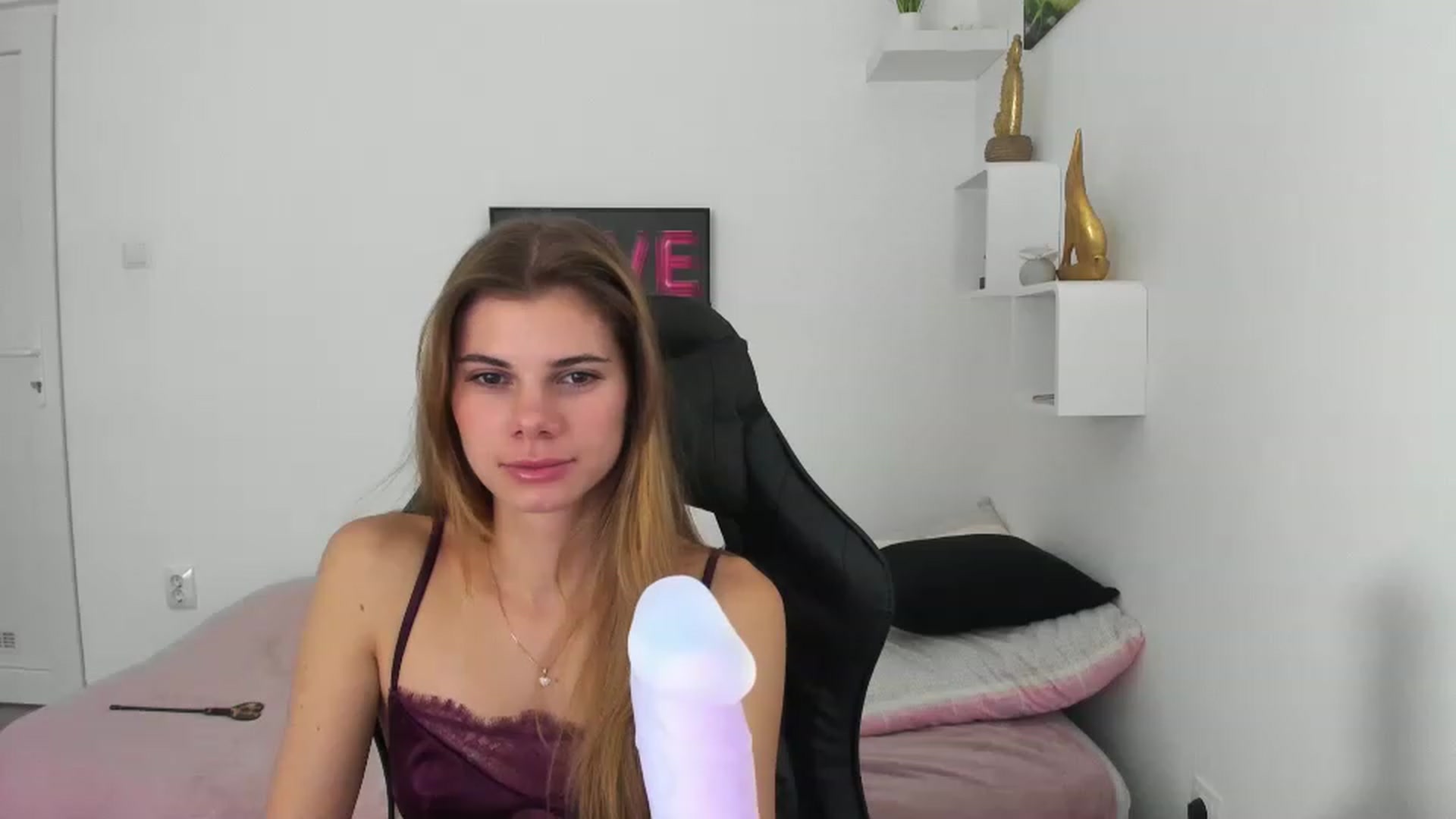 Gallery image thumbnail from RileyReid_18's myfreecams stream on, 12/11/2022, 14:48 image 7 of 20