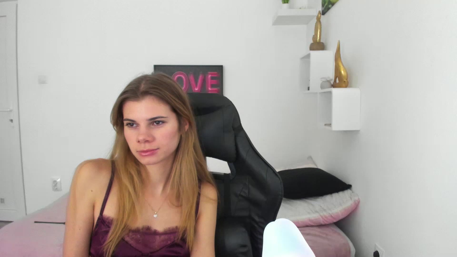Gallery image thumbnail from RileyReid_18's myfreecams stream on, 12/11/2022, 14:48 image 17 of 20