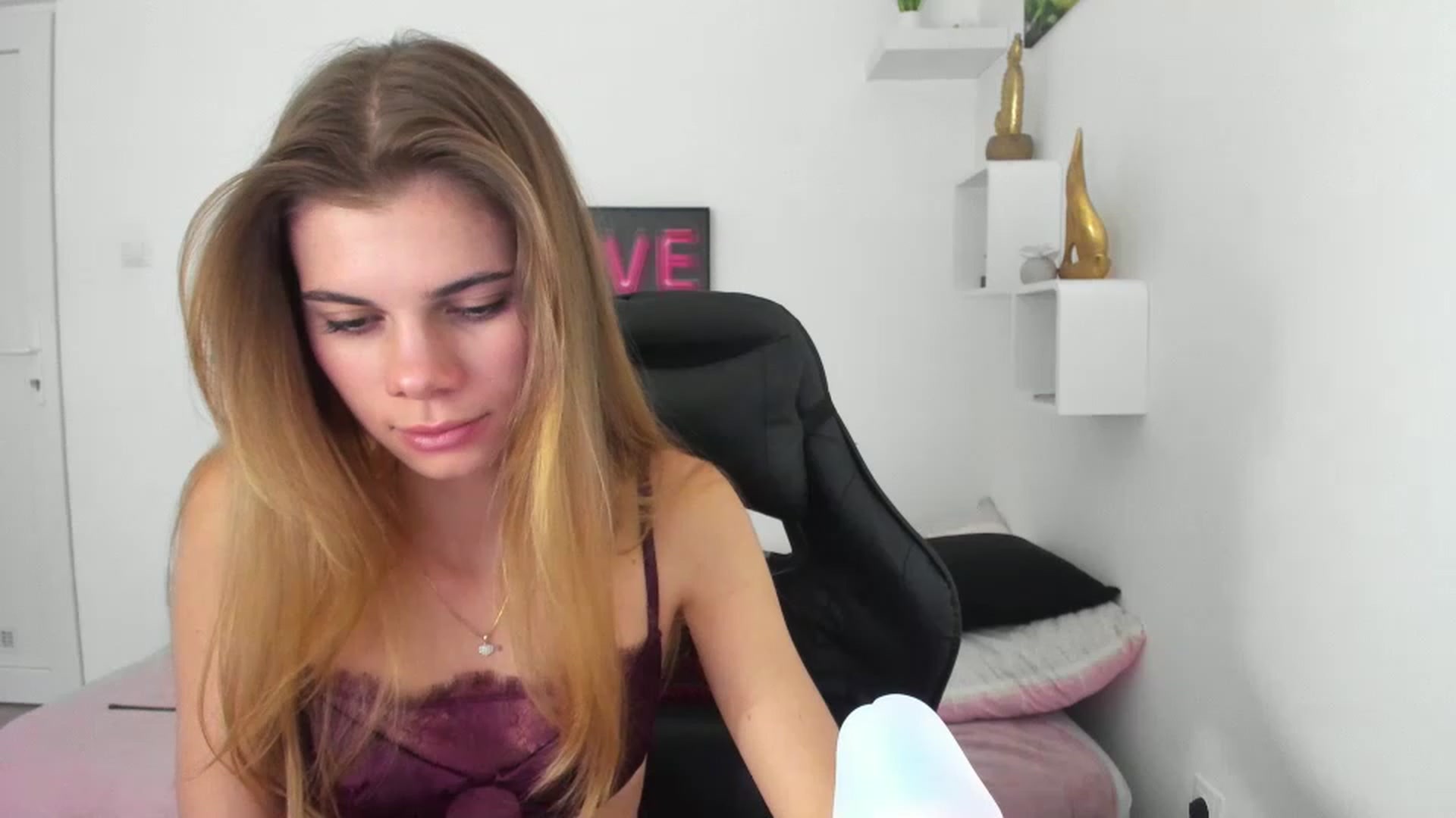 Gallery image thumbnail from RileyReid_18's myfreecams stream on, 12/11/2022, 14:48 image 14 of 20