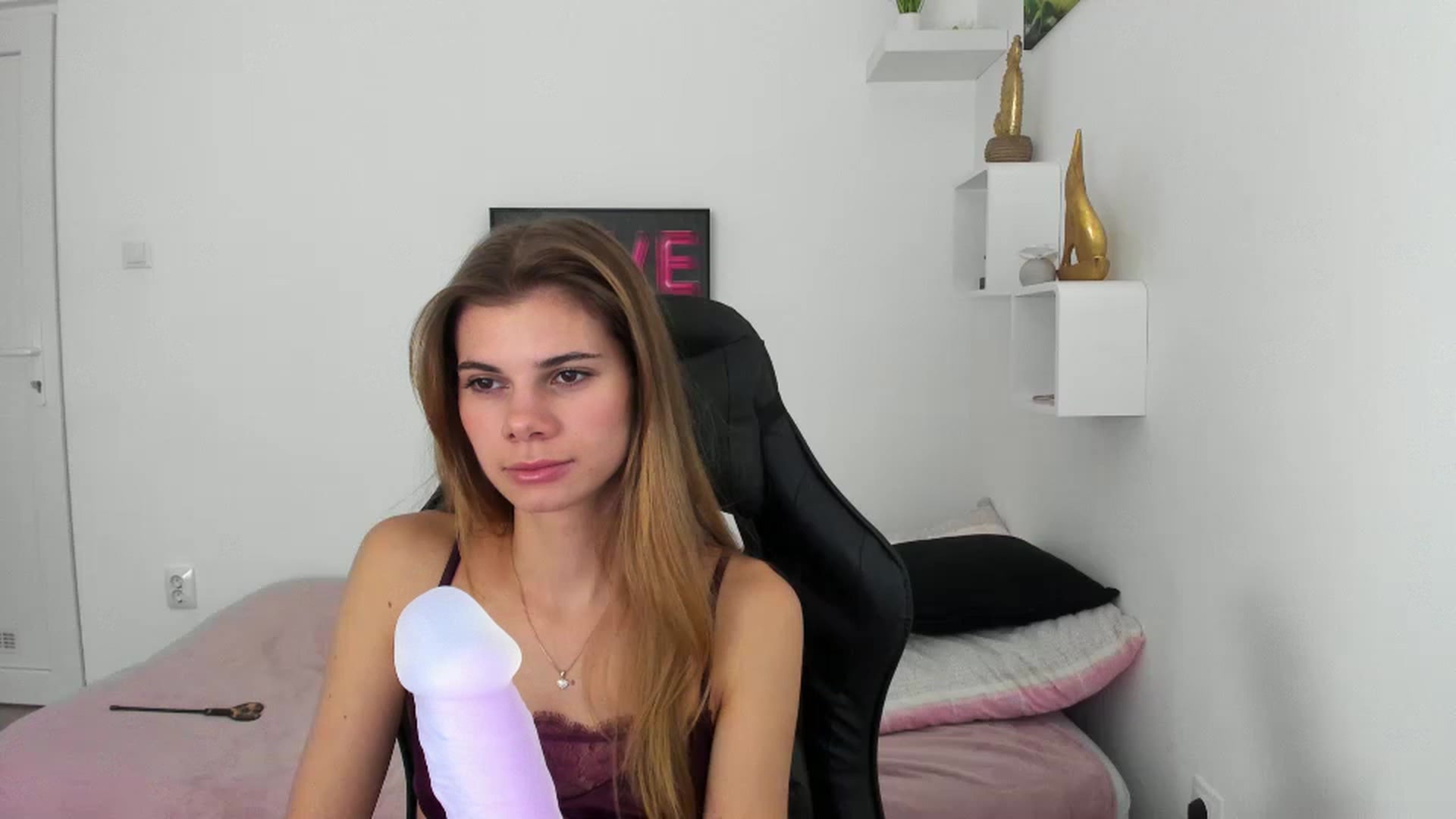 Gallery image thumbnail from RileyReid_18's myfreecams stream on, 12/11/2022, 14:48 image 4 of 20
