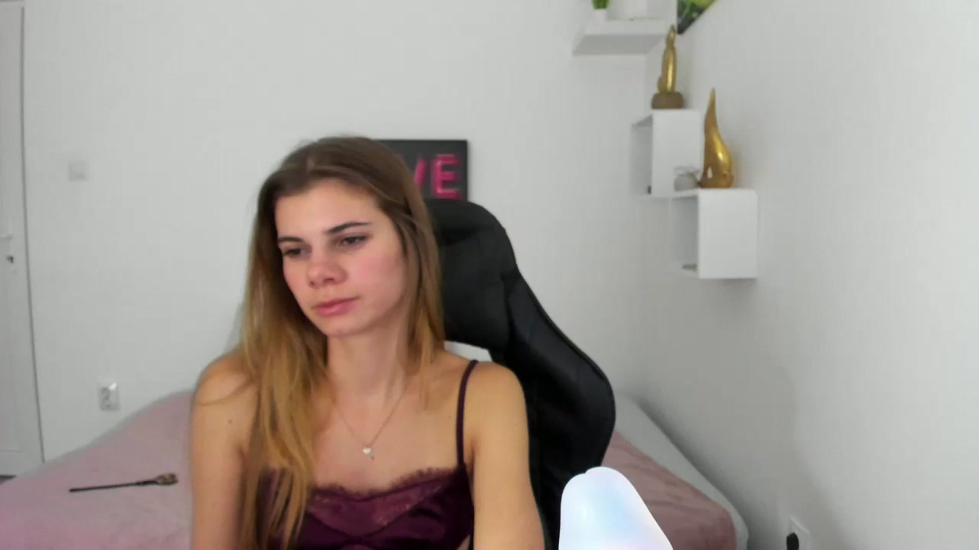 Gallery image thumbnail from RileyReid_18's myfreecams stream on, 12/11/2022, 17:54 image 13 of 20