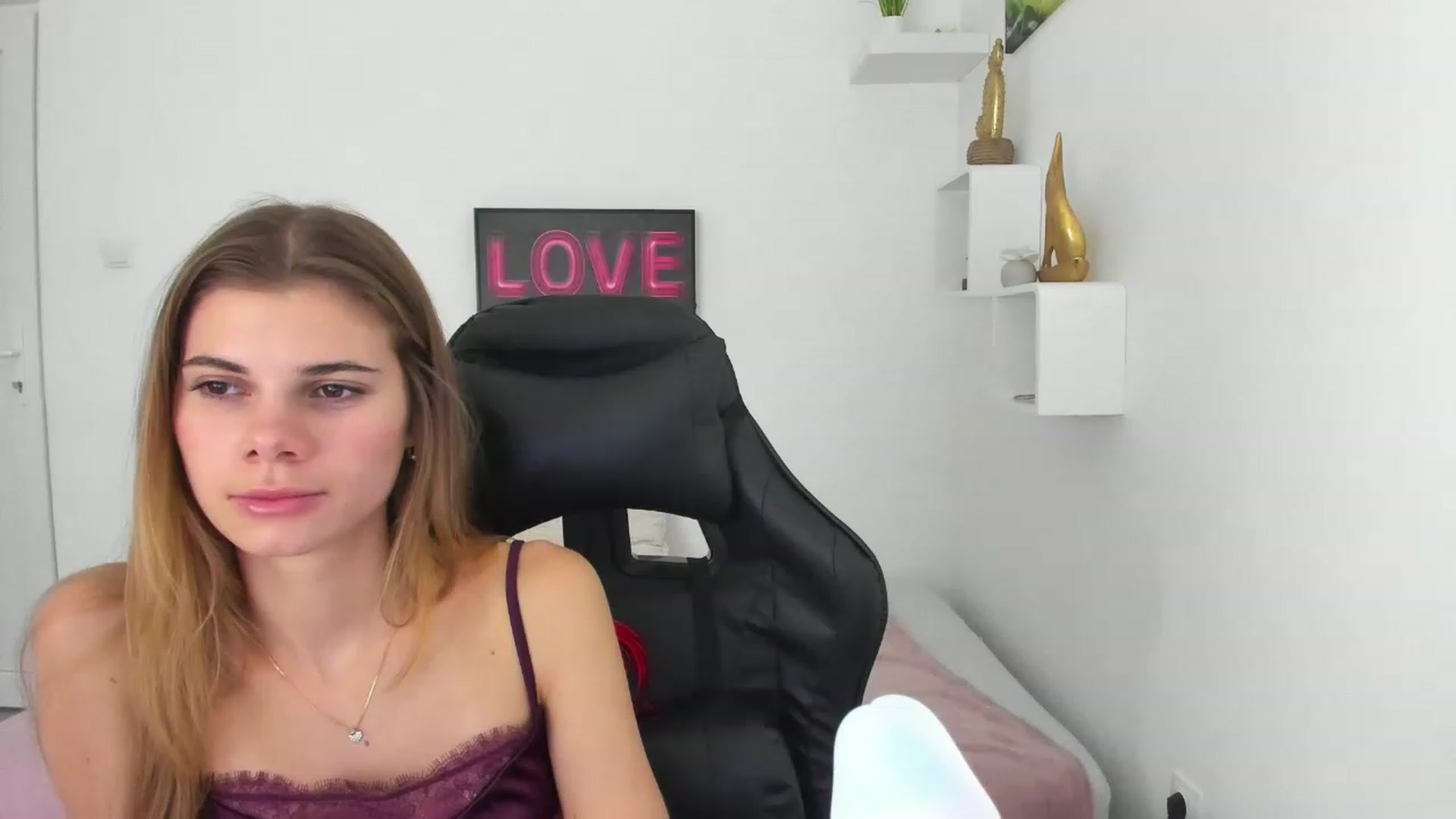 Gallery image thumbnail from RileyReid_18's myfreecams stream on, 12/11/2022, 17:54 image 16 of 20