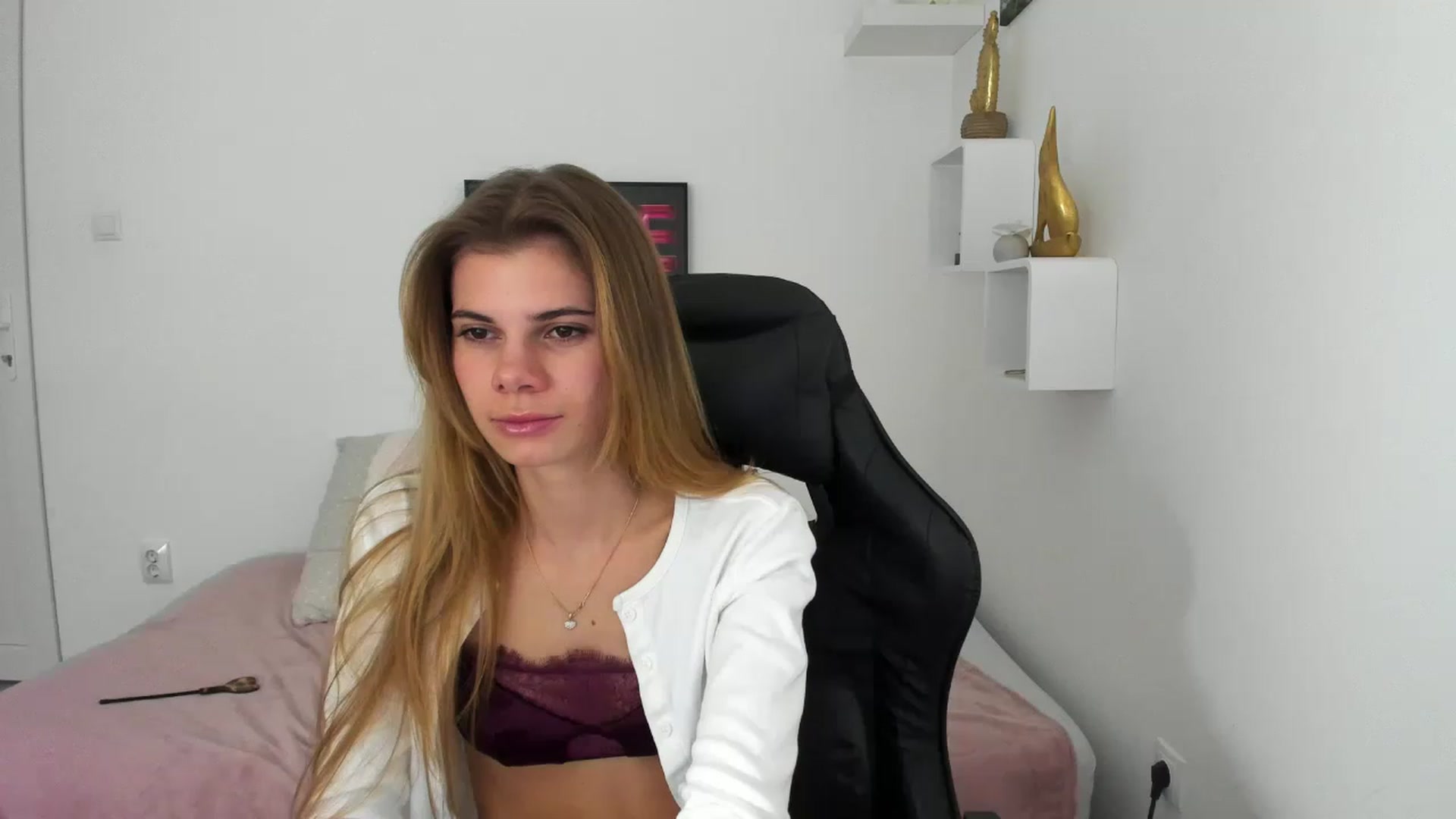 Gallery image thumbnail from RileyReid_18's myfreecams stream on, 12/11/2022, 19:38 image 1 of 20