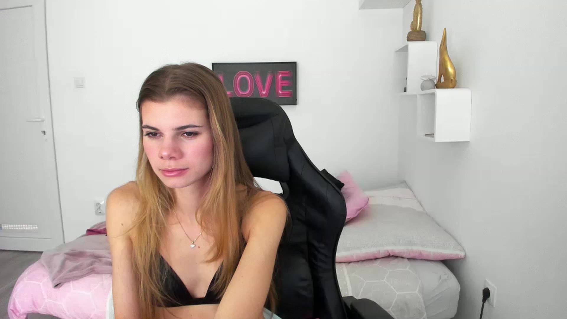 Gallery image thumbnail from RileyReid_18's myfreecams stream on, 12/15/2022, 13:59 image 17 of 20