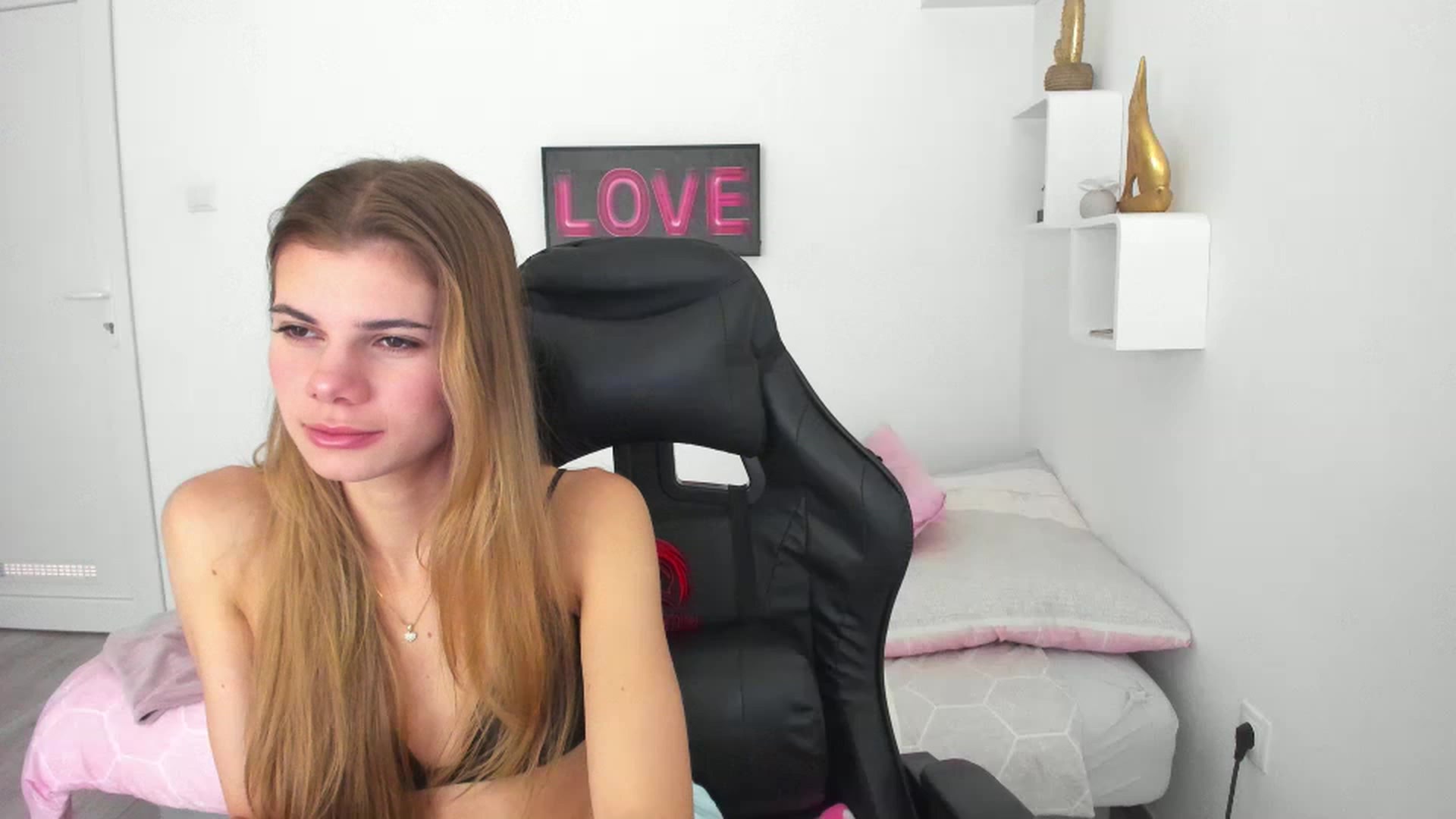 Gallery image thumbnail from RileyReid_18's myfreecams stream on, 12/15/2022, 13:59 image 1 of 20