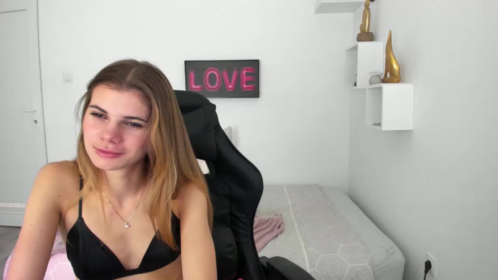 Gallery image thumbnail from RileyReid_18's myfreecams stream on, 12/15/2022, 17:35 image 14 of 20