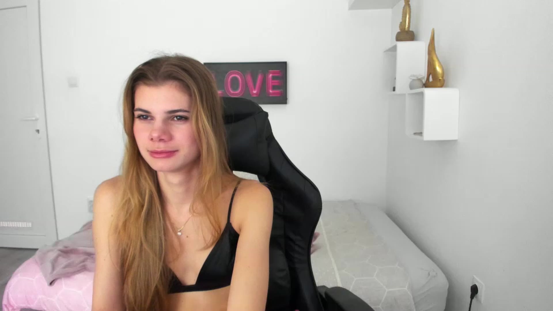 Gallery image thumbnail from RileyReid_18's myfreecams stream on, 12/15/2022, 17:35 image 3 of 20