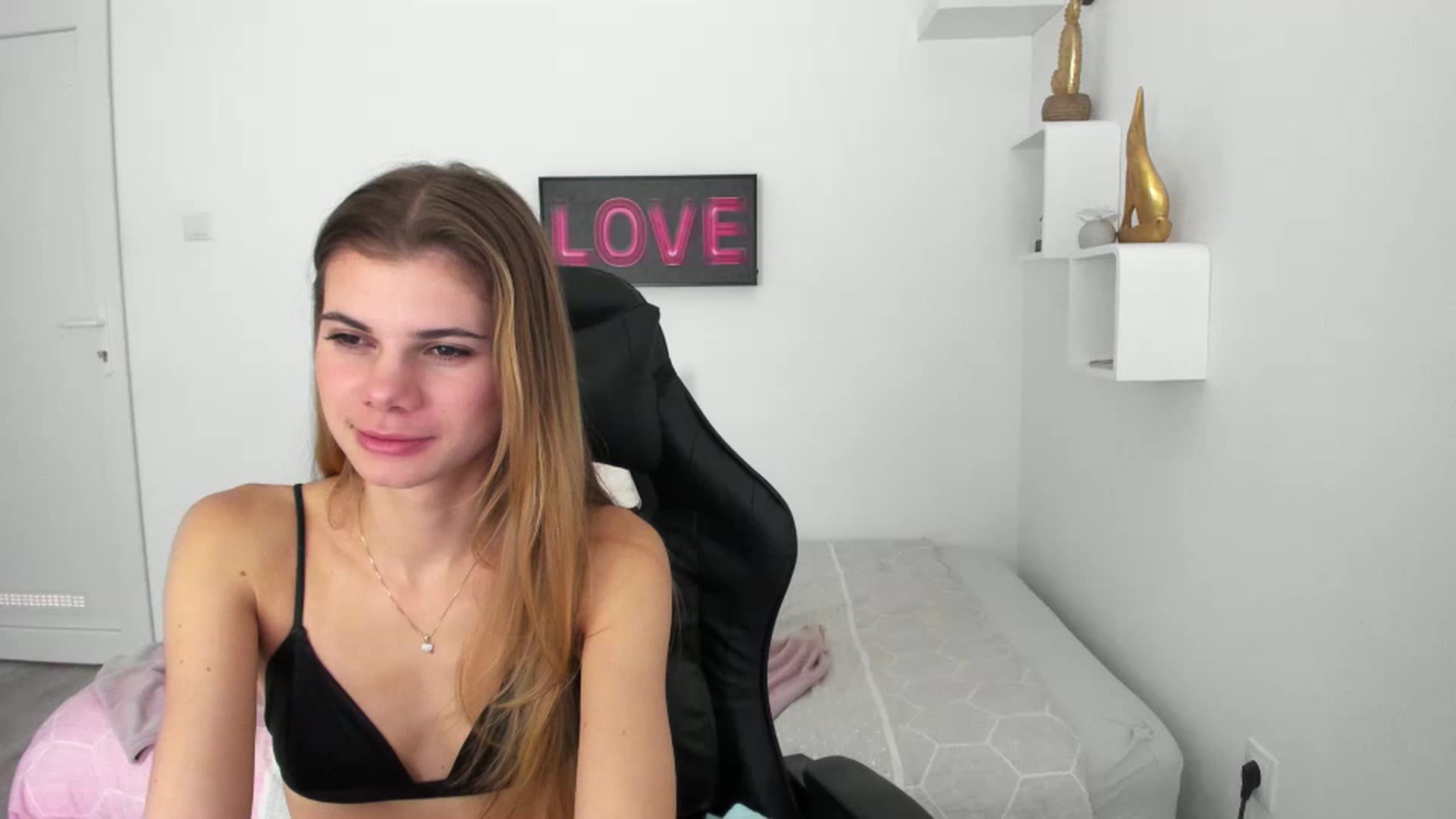 Gallery image thumbnail from RileyReid_18's myfreecams stream on, 12/15/2022, 17:35 image 19 of 20
