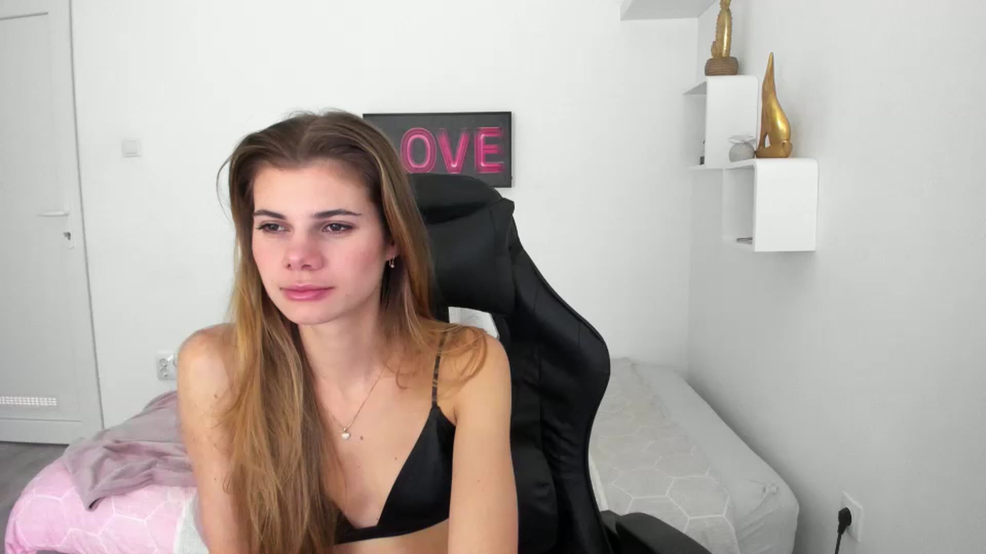 Gallery image thumbnail from RileyReid_18's myfreecams stream on, 12/15/2022, 17:35 image 6 of 20