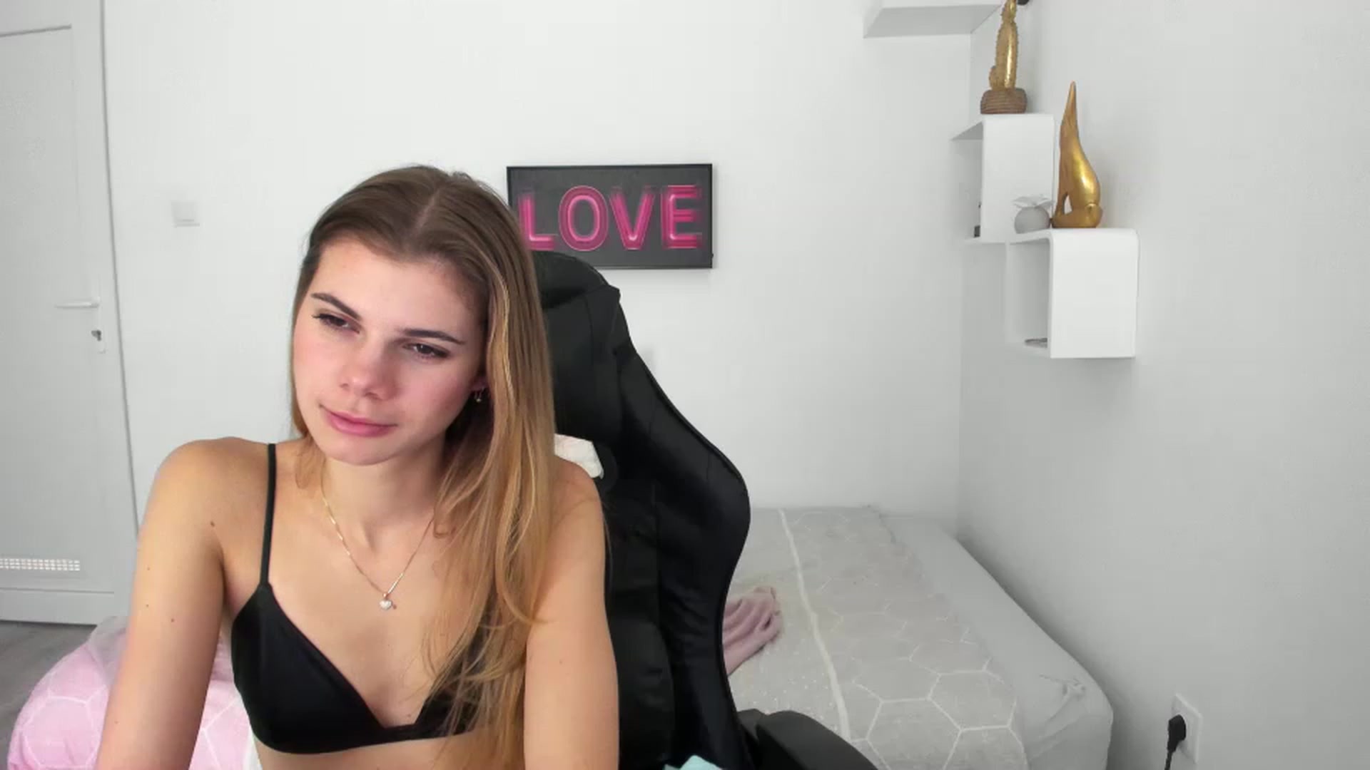 Gallery image thumbnail from RileyReid_18's myfreecams stream on, 12/15/2022, 17:35 image 18 of 20