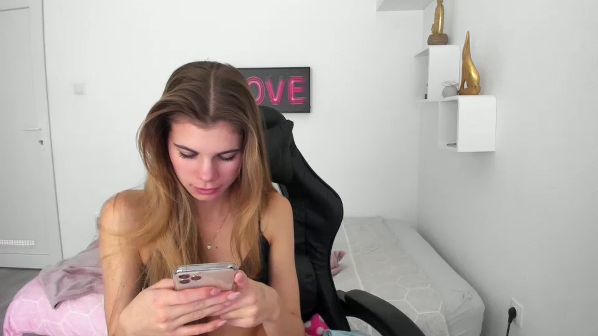 Gallery image thumbnail from RileyReid_18's myfreecams stream on, 12/15/2022, 17:35 image 5 of 20