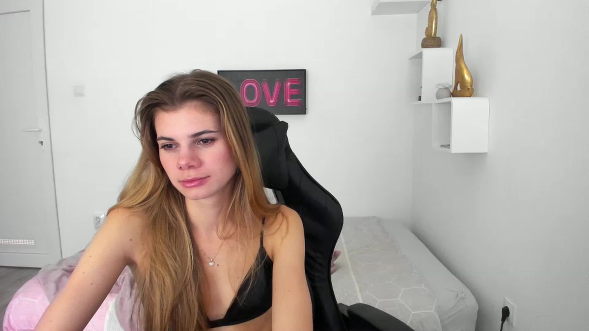 Gallery image thumbnail from RileyReid_18's myfreecams stream on, 12/15/2022, 17:35 image 7 of 20