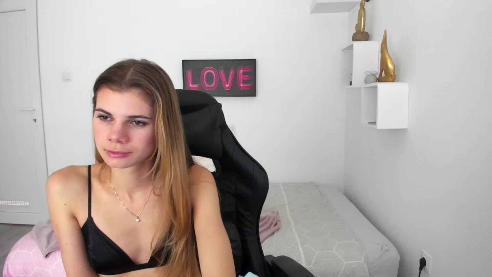Gallery image thumbnail from RileyReid_18's myfreecams stream on, 12/15/2022, 17:35 image 20 of 20