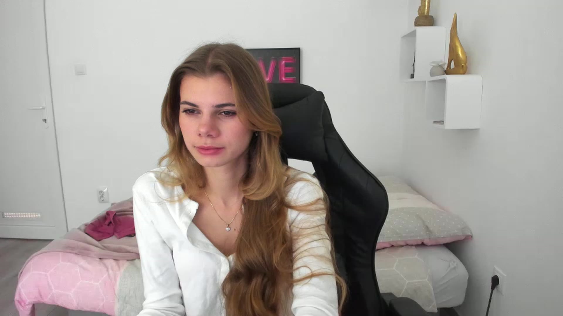 Gallery image thumbnail from RileyReid_18's myfreecams stream on, 12/16/2022, 14:07 image 3 of 20