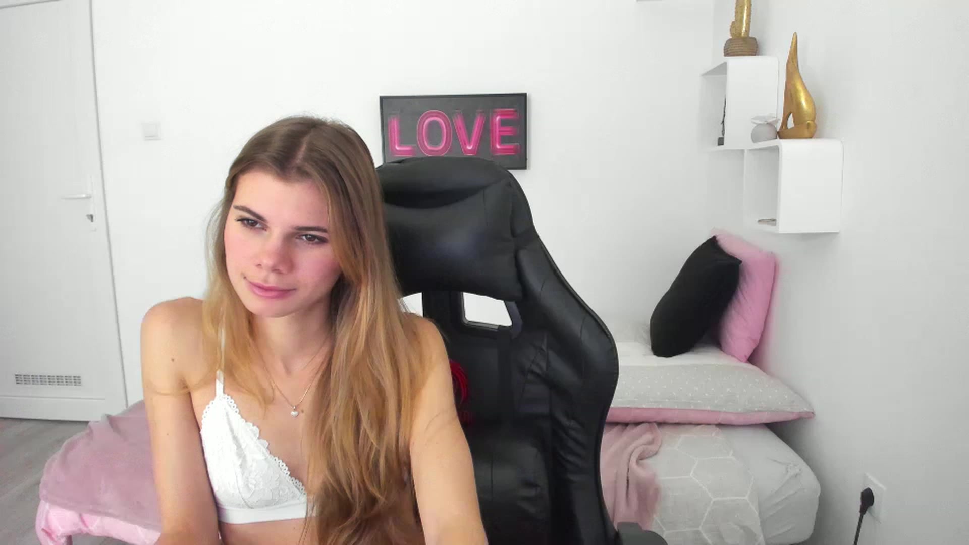 Gallery image thumbnail from RileyReid_18's myfreecams stream on, 12/17/2022, 14:07 image 12 of 20