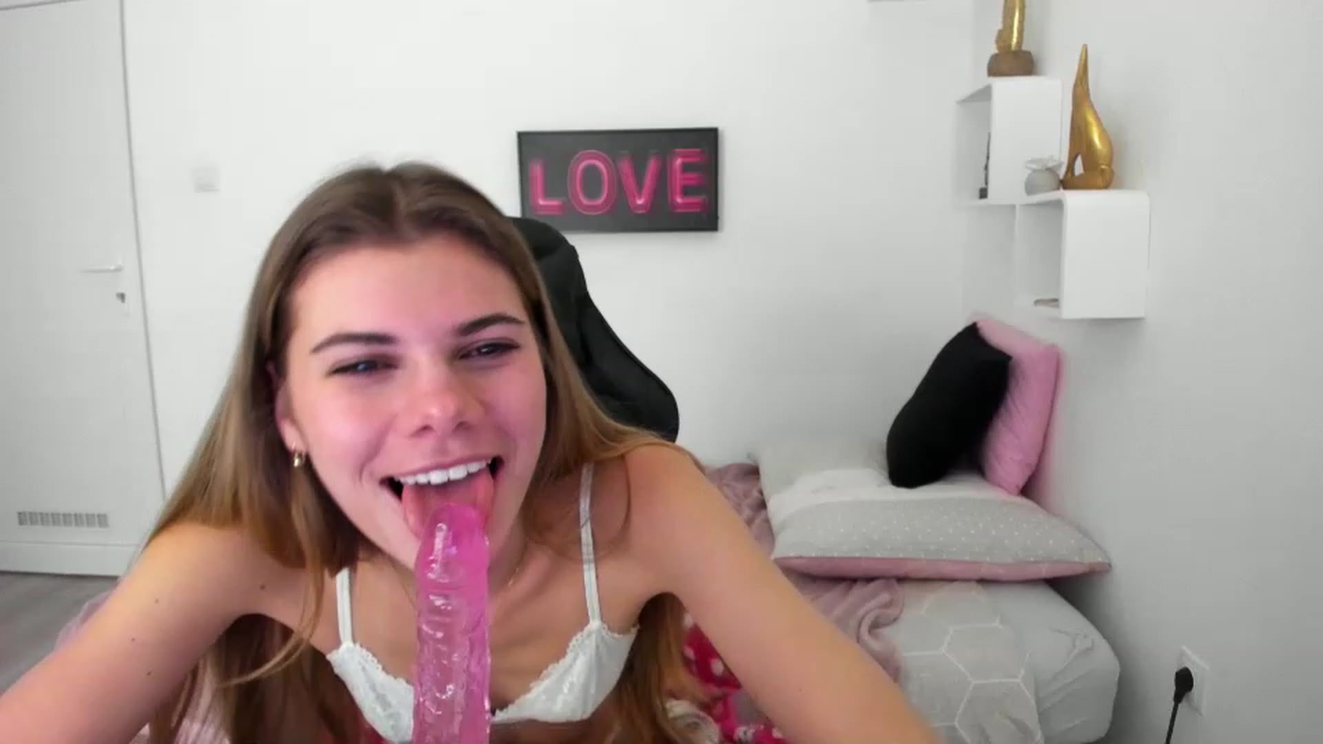 Gallery image thumbnail from RileyReid_18's myfreecams stream on, 12/17/2022, 14:07 image 2 of 20