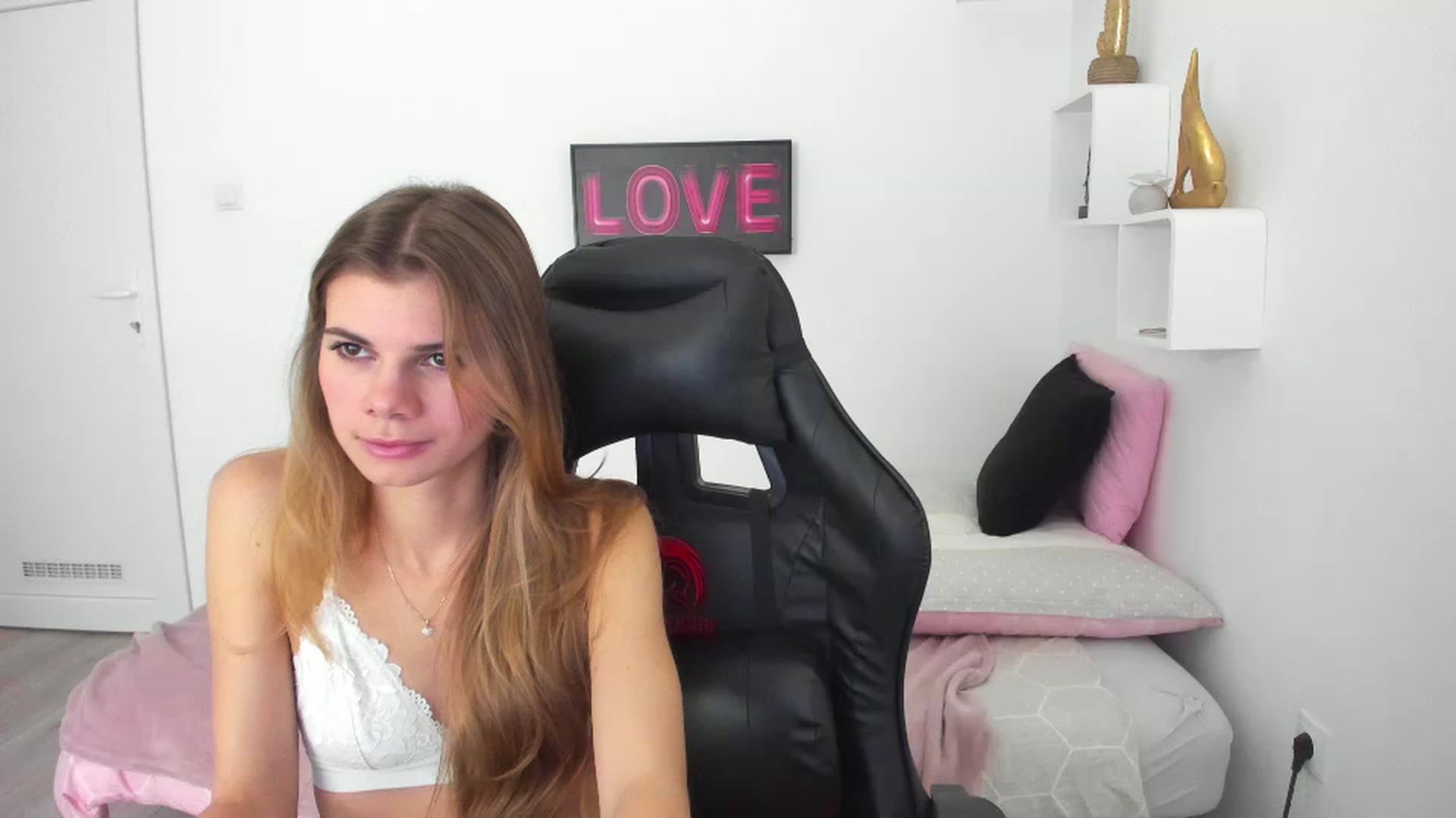 Gallery image thumbnail from RileyReid_18's myfreecams stream on, 12/17/2022, 14:07 image 14 of 20