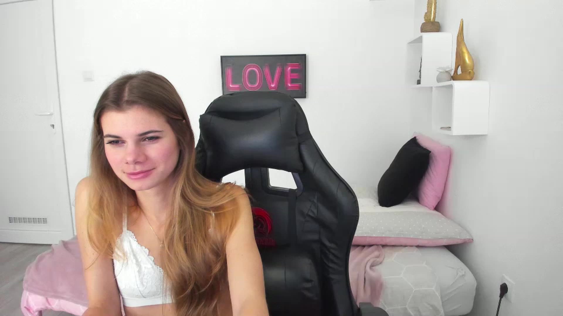 Gallery image thumbnail from RileyReid_18's myfreecams stream on, 12/17/2022, 14:07 image 15 of 20