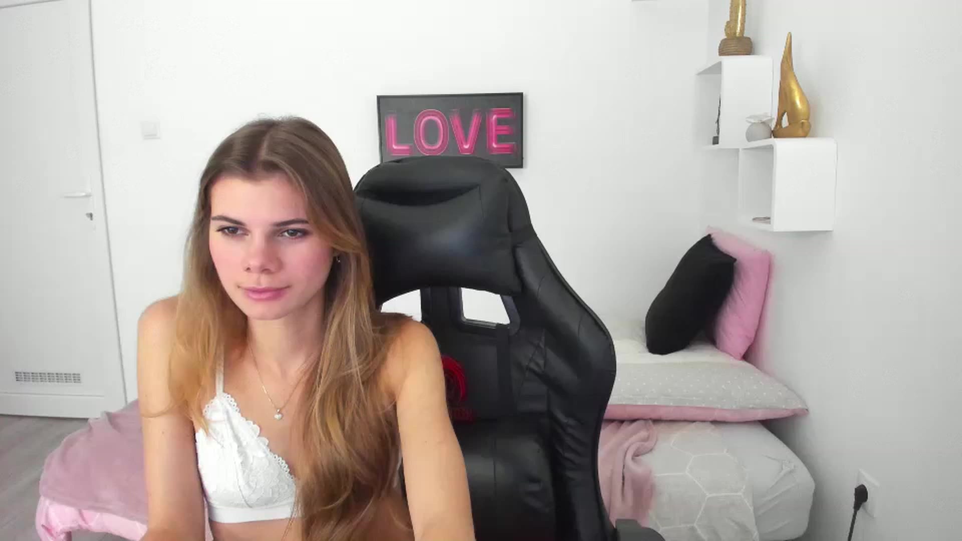 Gallery image thumbnail from RileyReid_18's myfreecams stream on, 12/17/2022, 14:07 image 13 of 20