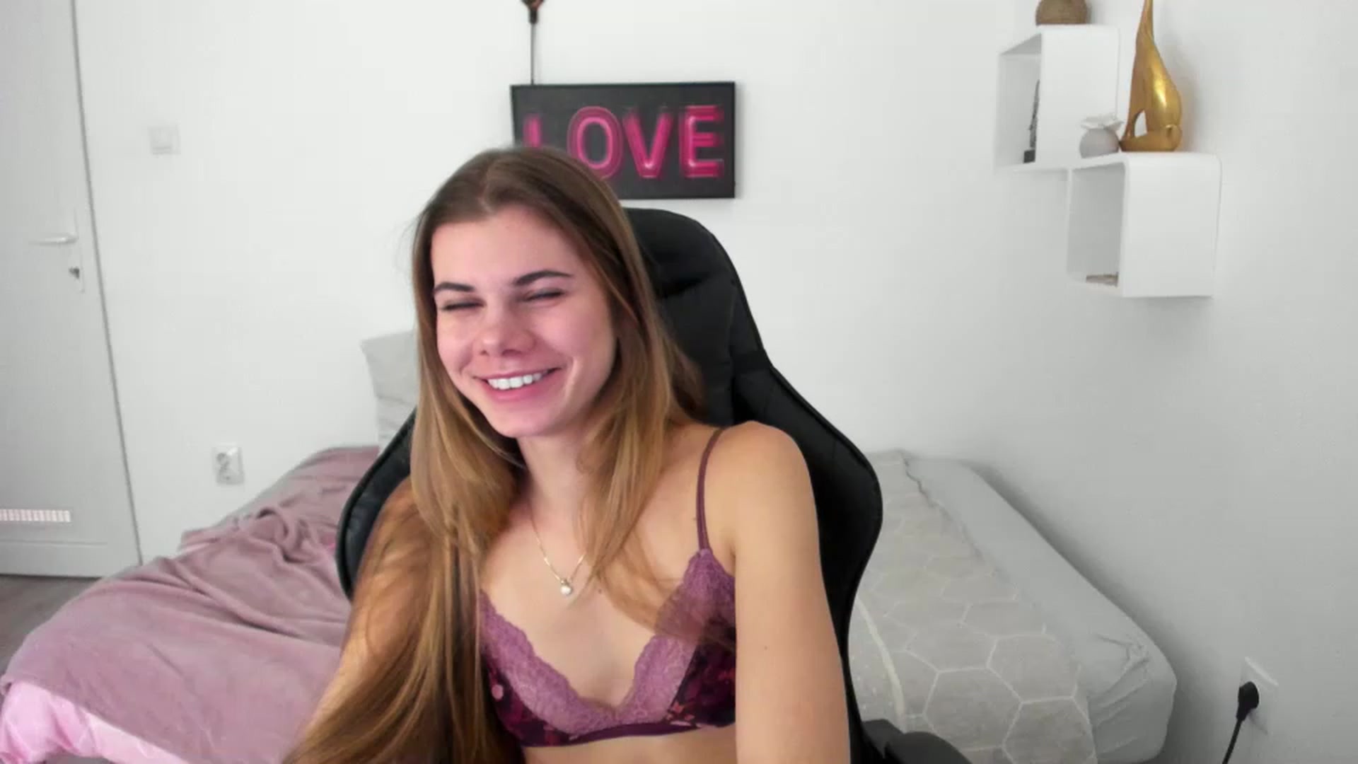 Gallery image thumbnail from RileyReid_18's myfreecams stream on, 12/20/2022, 15:56 image 7 of 20