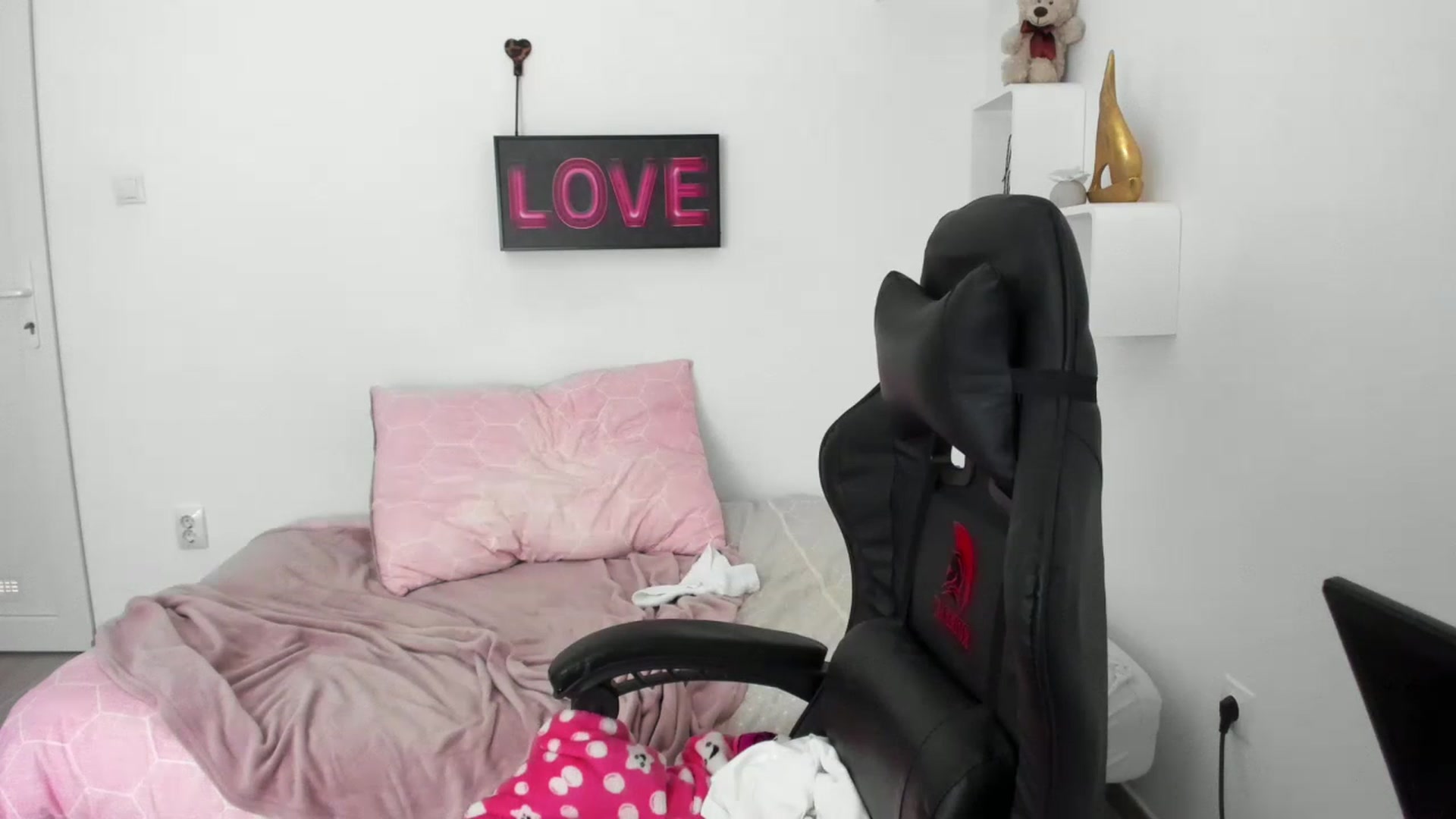 Gallery image thumbnail from RileyReid_18's myfreecams stream on, 12/22/2022, 15:40 image 20 of 20