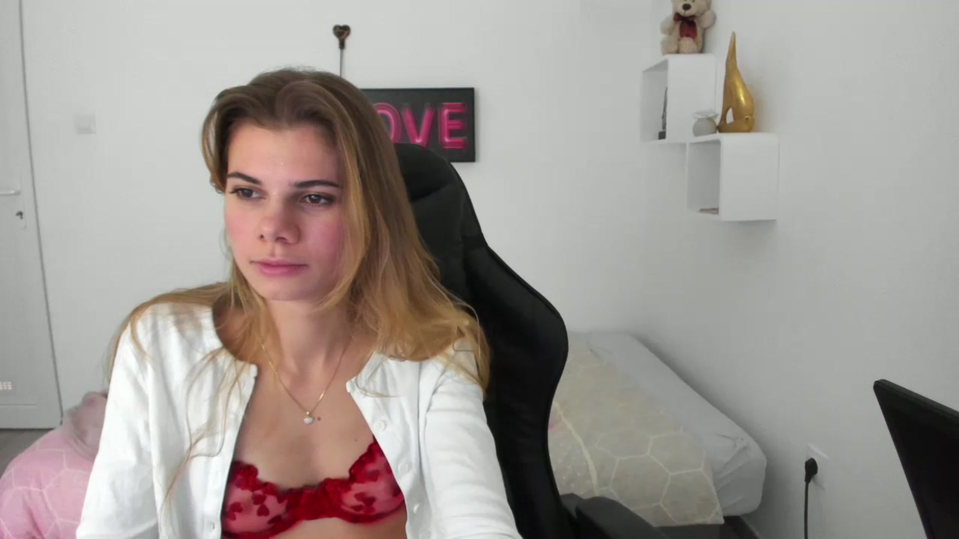 Gallery image thumbnail from RileyReid_18's myfreecams stream on, 12/22/2022, 15:40 image 1 of 20