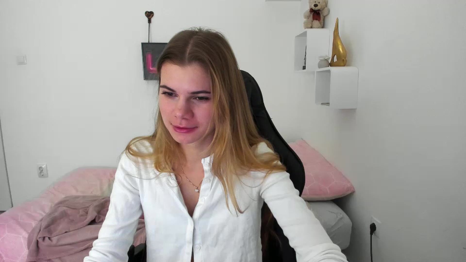 Gallery image thumbnail from RileyReid_18's myfreecams stream on, 12/23/2022, 13:47 image 2 of 20
