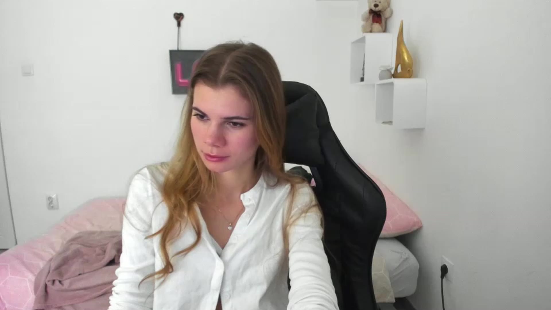 Gallery image thumbnail from RileyReid_18's myfreecams stream on, 12/23/2022, 13:47 image 10 of 20