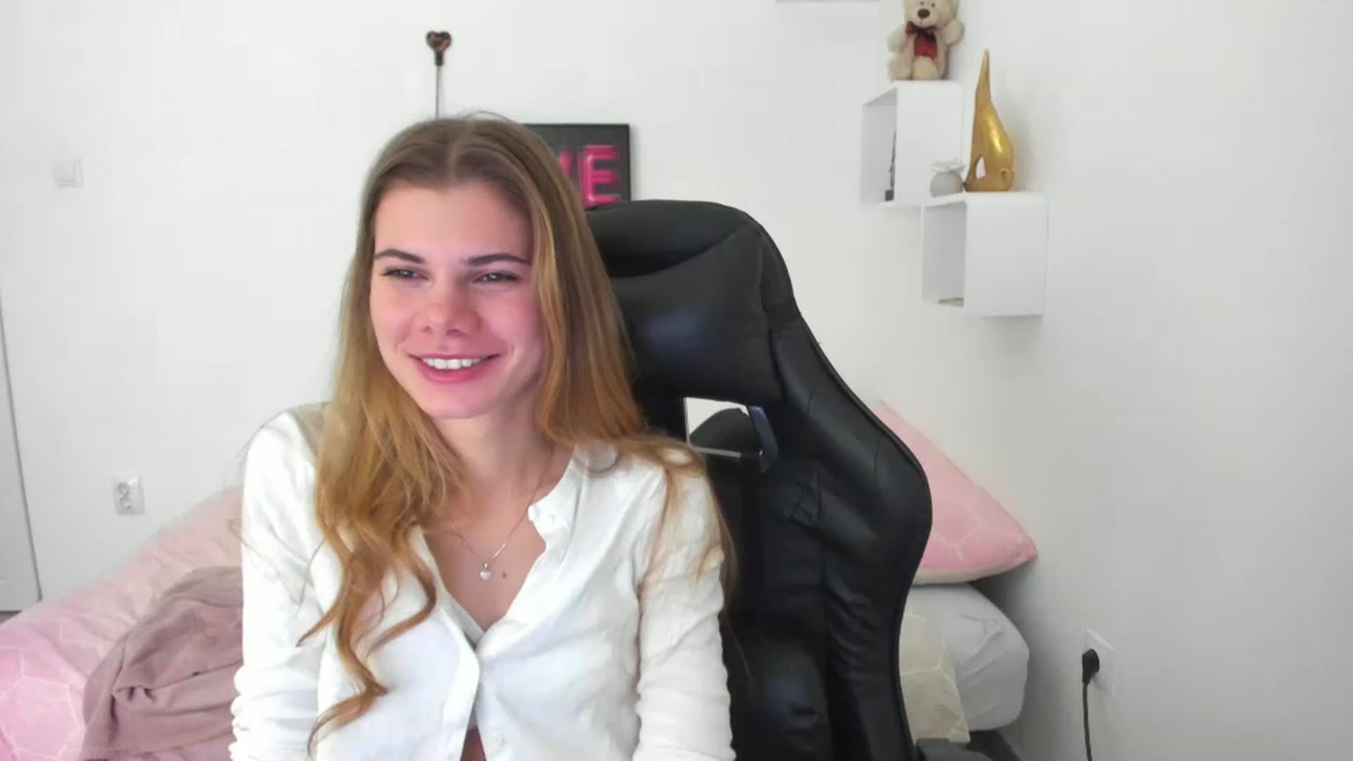 Gallery image thumbnail from RileyReid_18's myfreecams stream on, 12/23/2022, 13:47 image 11 of 20
