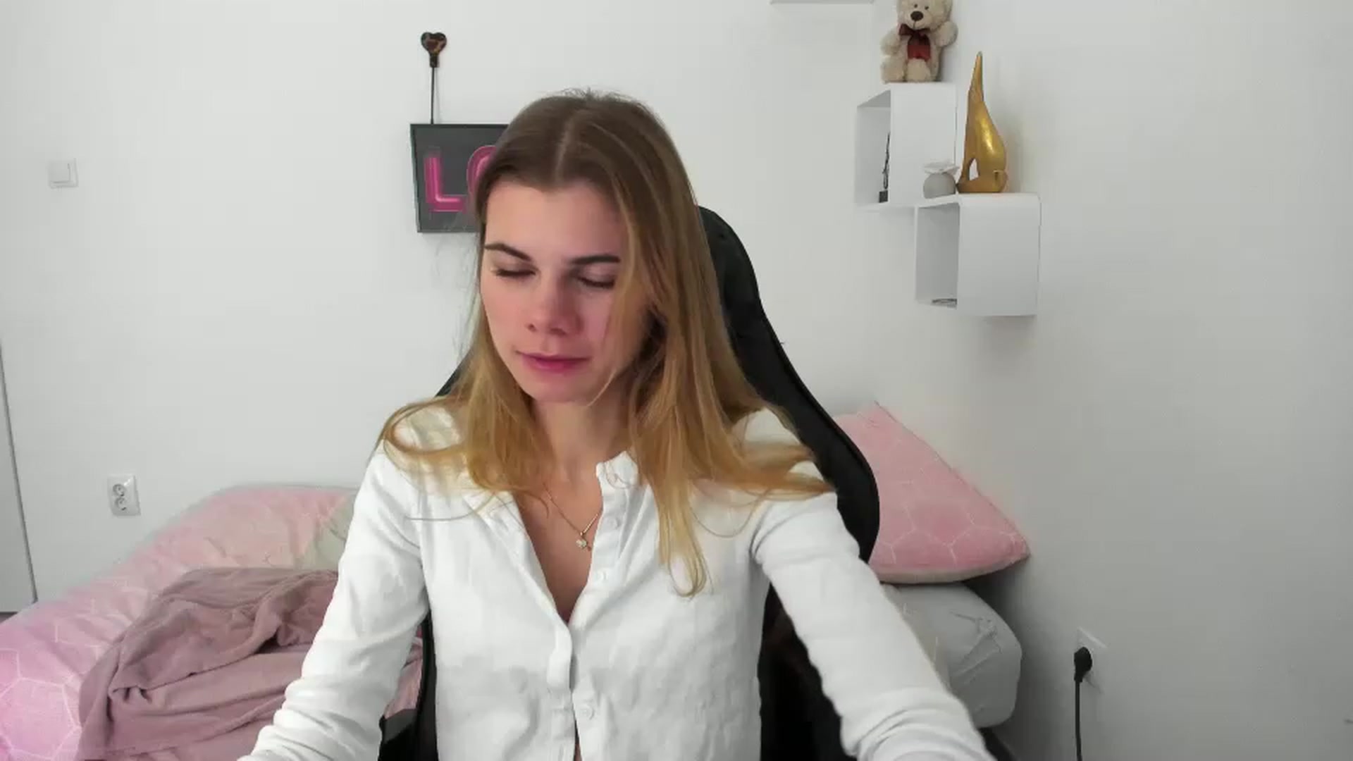 Gallery image thumbnail from RileyReid_18's myfreecams stream on, 12/23/2022, 13:47 image 3 of 20