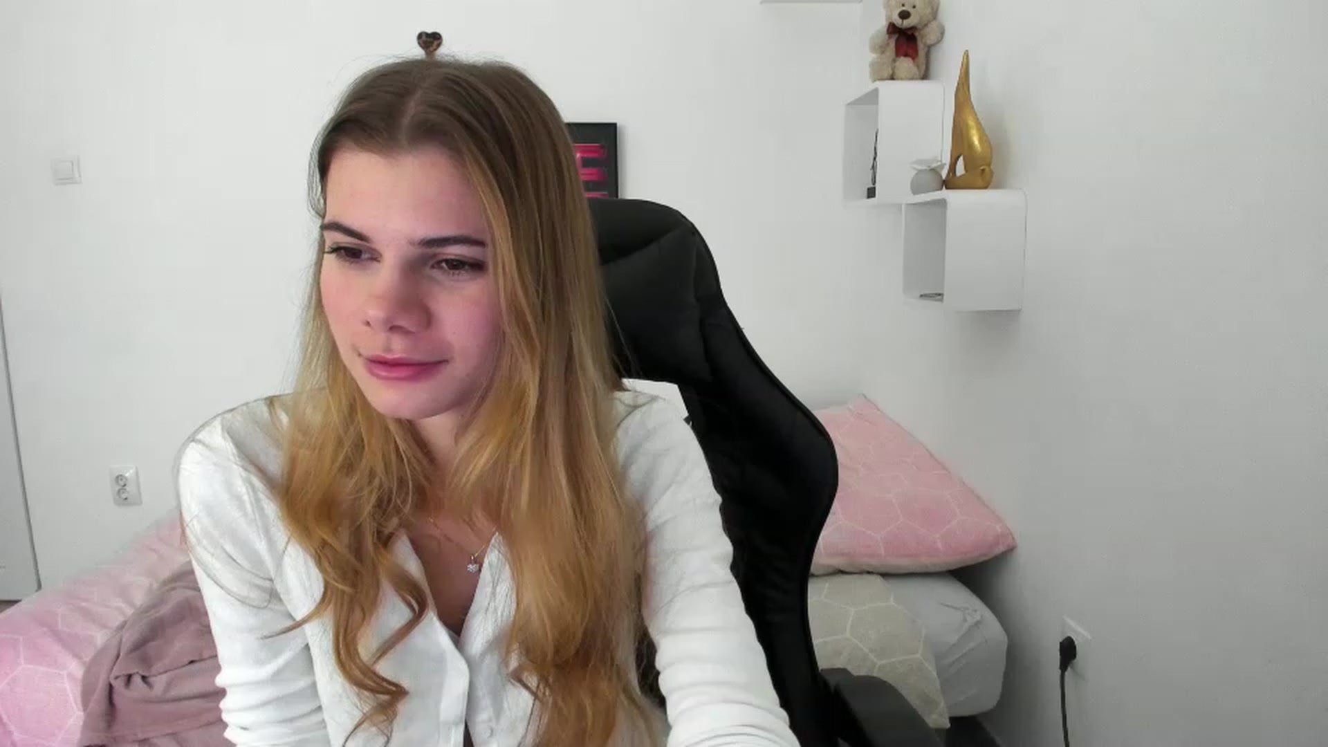 Gallery image thumbnail from RileyReid_18's myfreecams stream on, 12/23/2022, 13:47 image 9 of 20