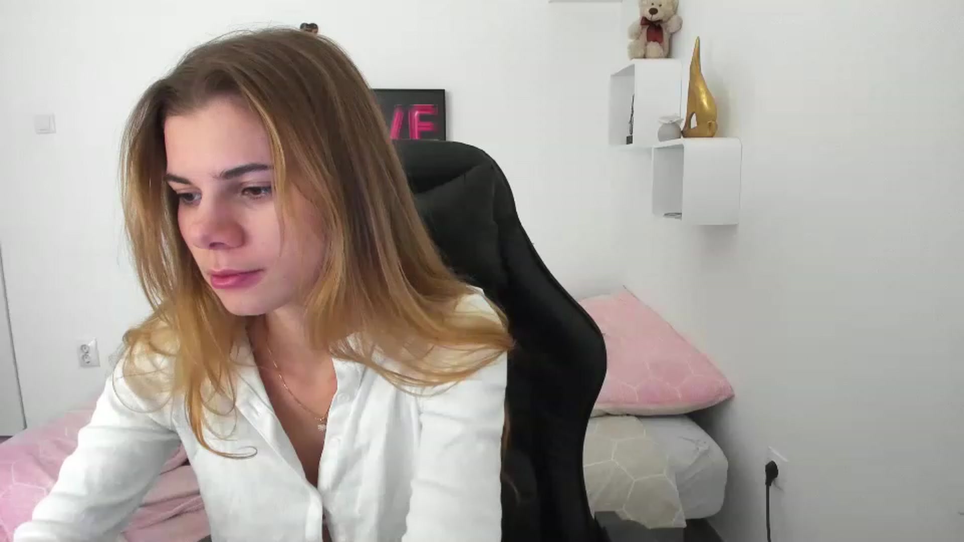 Gallery image thumbnail from RileyReid_18's myfreecams stream on, 12/23/2022, 13:47 image 1 of 20
