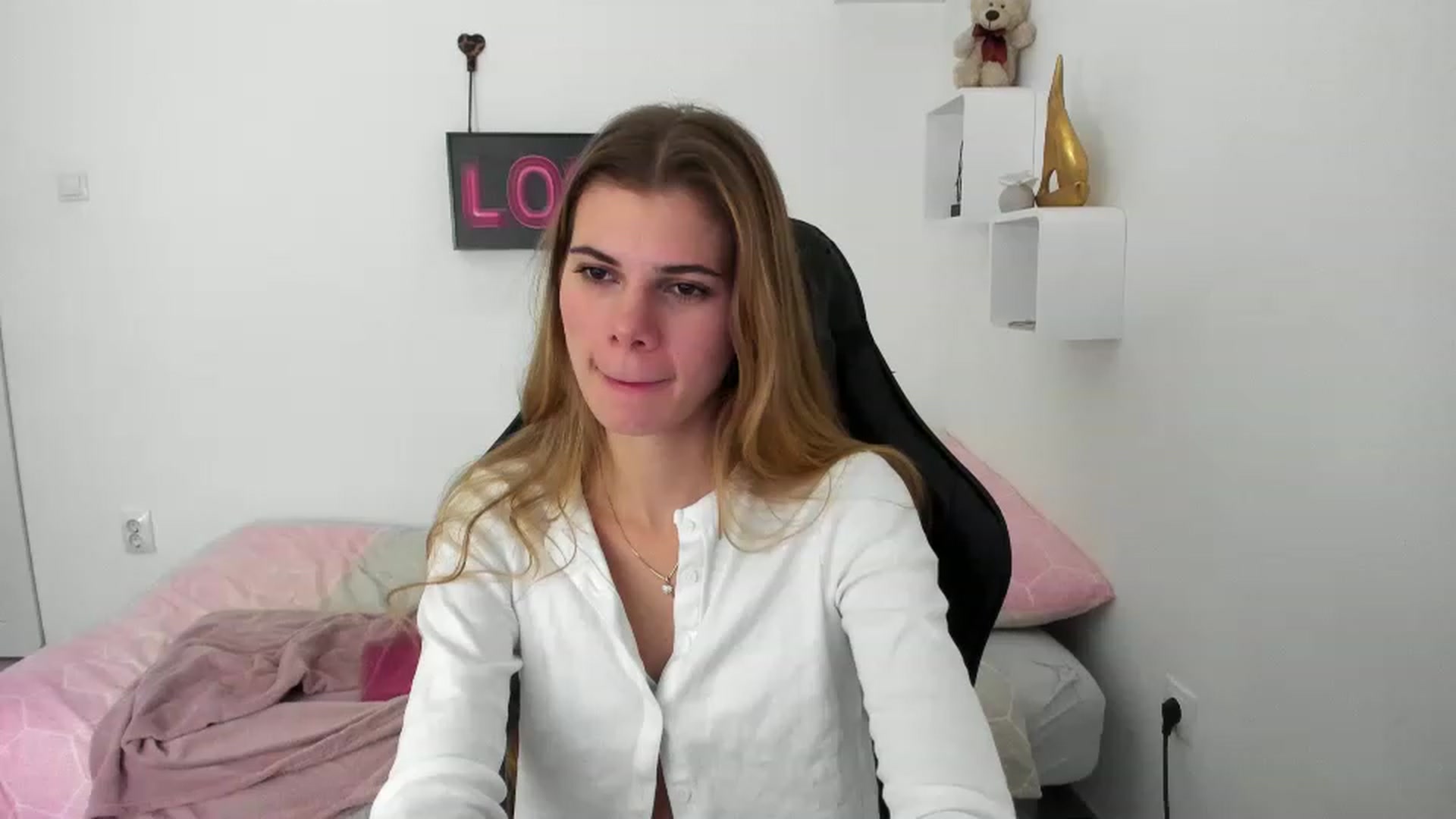 Gallery image thumbnail from RileyReid_18's myfreecams stream on, 12/23/2022, 13:47 image 5 of 20