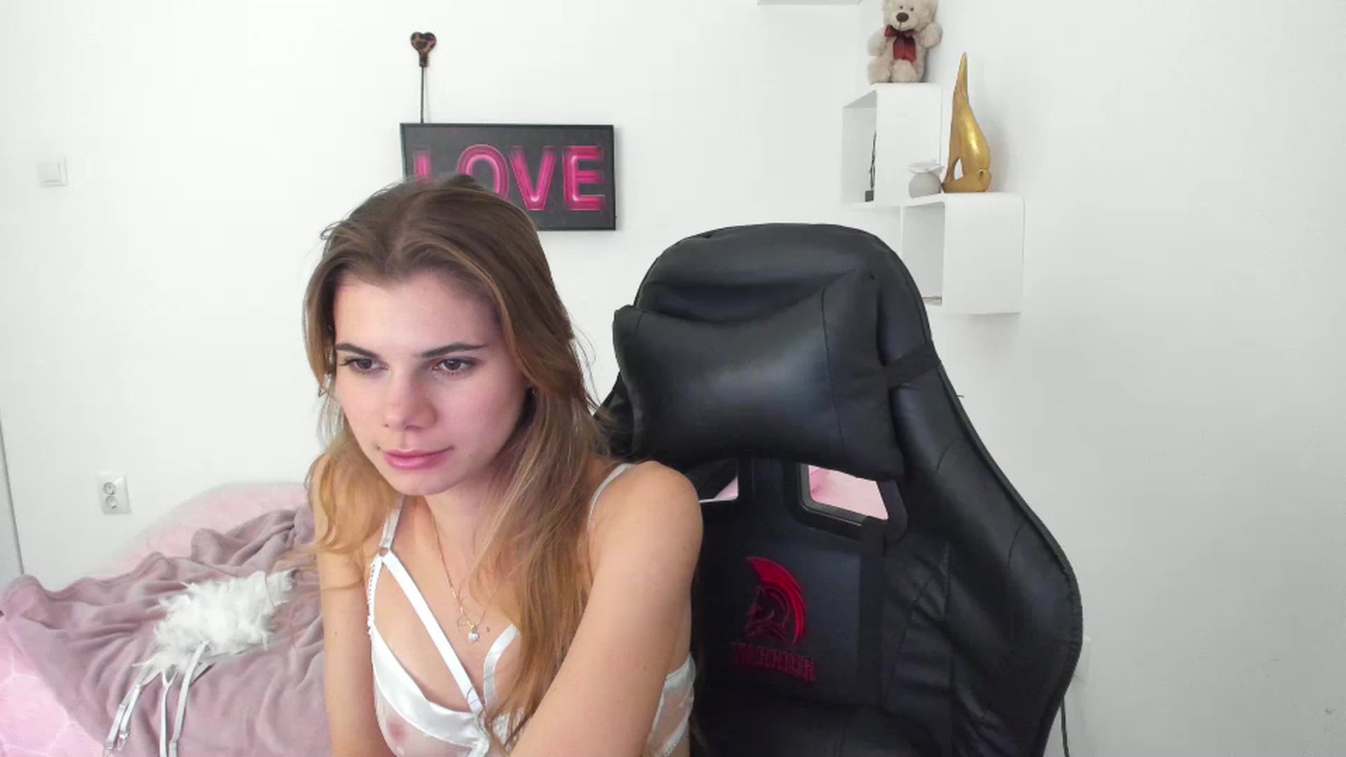 Gallery image thumbnail from RileyReid_18's myfreecams stream on, 12/23/2022, 16:06 image 8 of 20