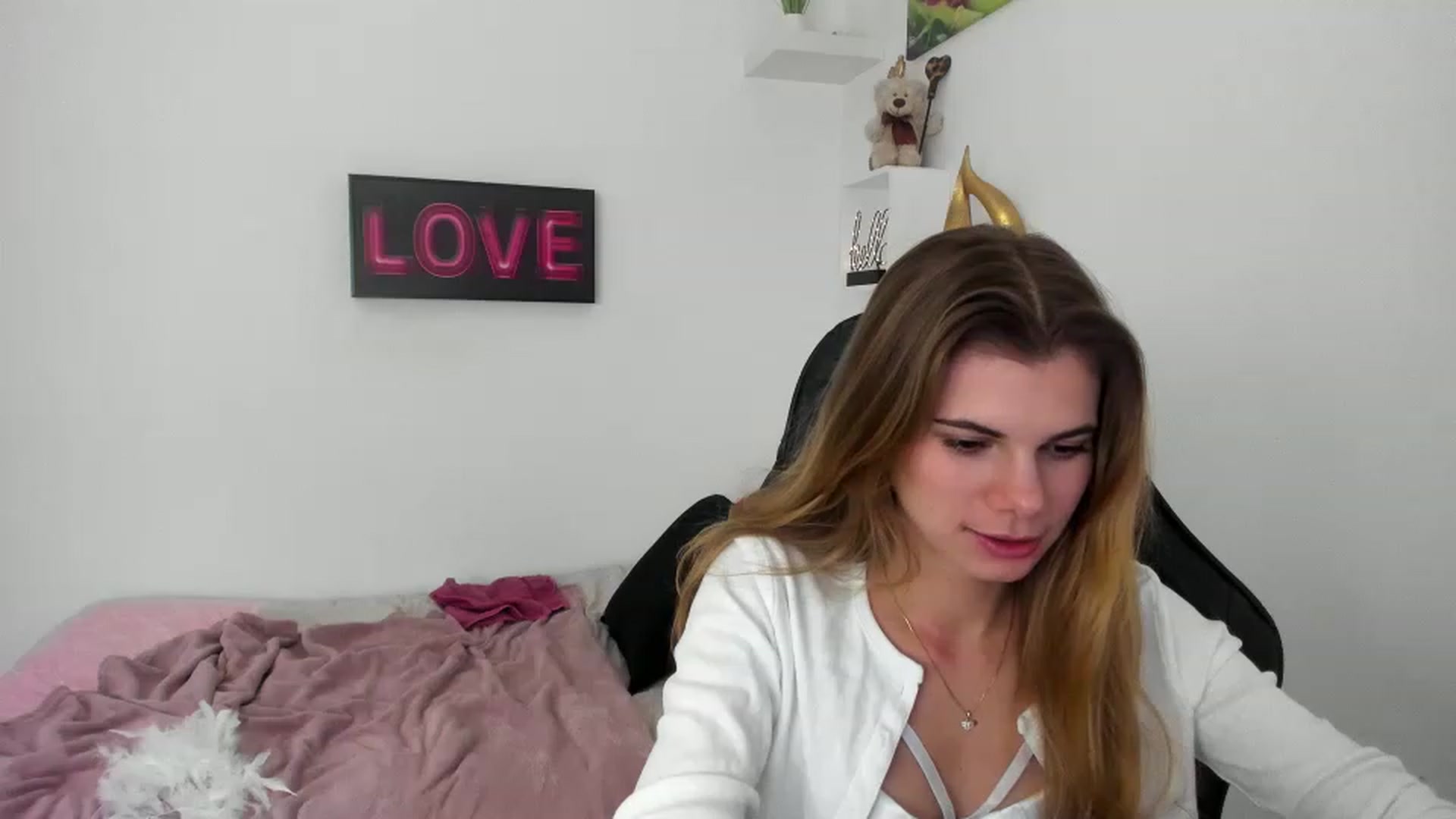 Gallery image thumbnail from RileyReid_18's myfreecams stream on, 12/23/2022, 17:07 image 2 of 20