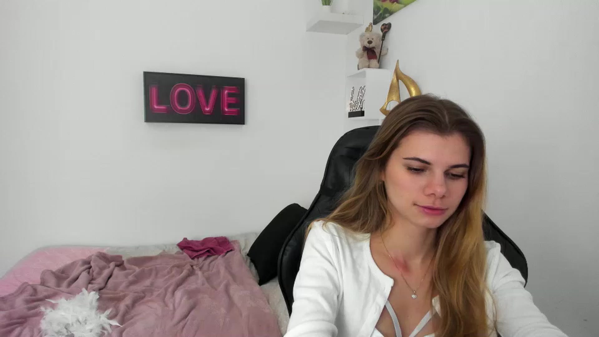 Gallery image thumbnail from RileyReid_18's myfreecams stream on, 12/23/2022, 17:07 image 3 of 20