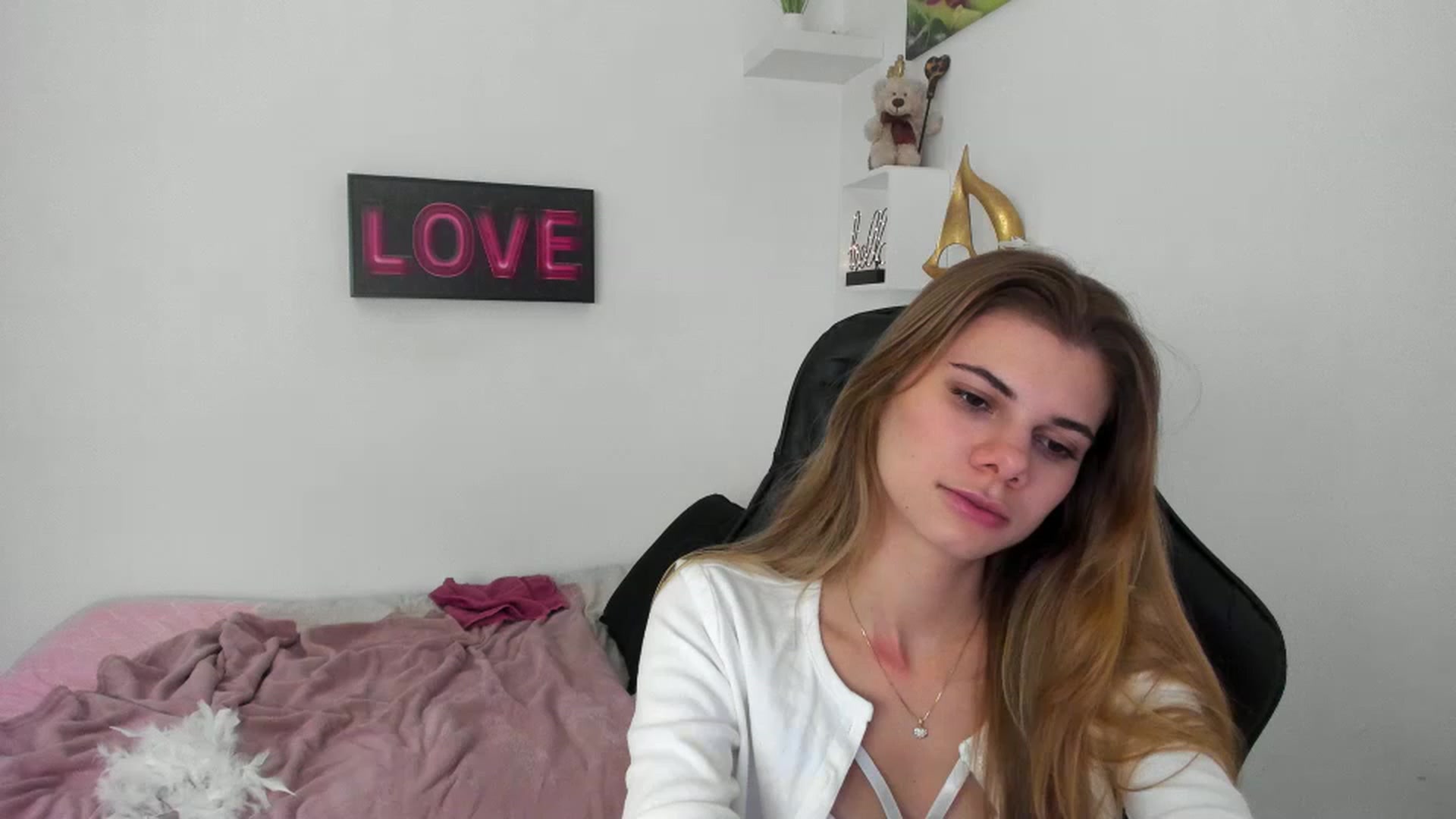 Gallery image thumbnail from RileyReid_18's myfreecams stream on, 12/23/2022, 17:07 image 5 of 20