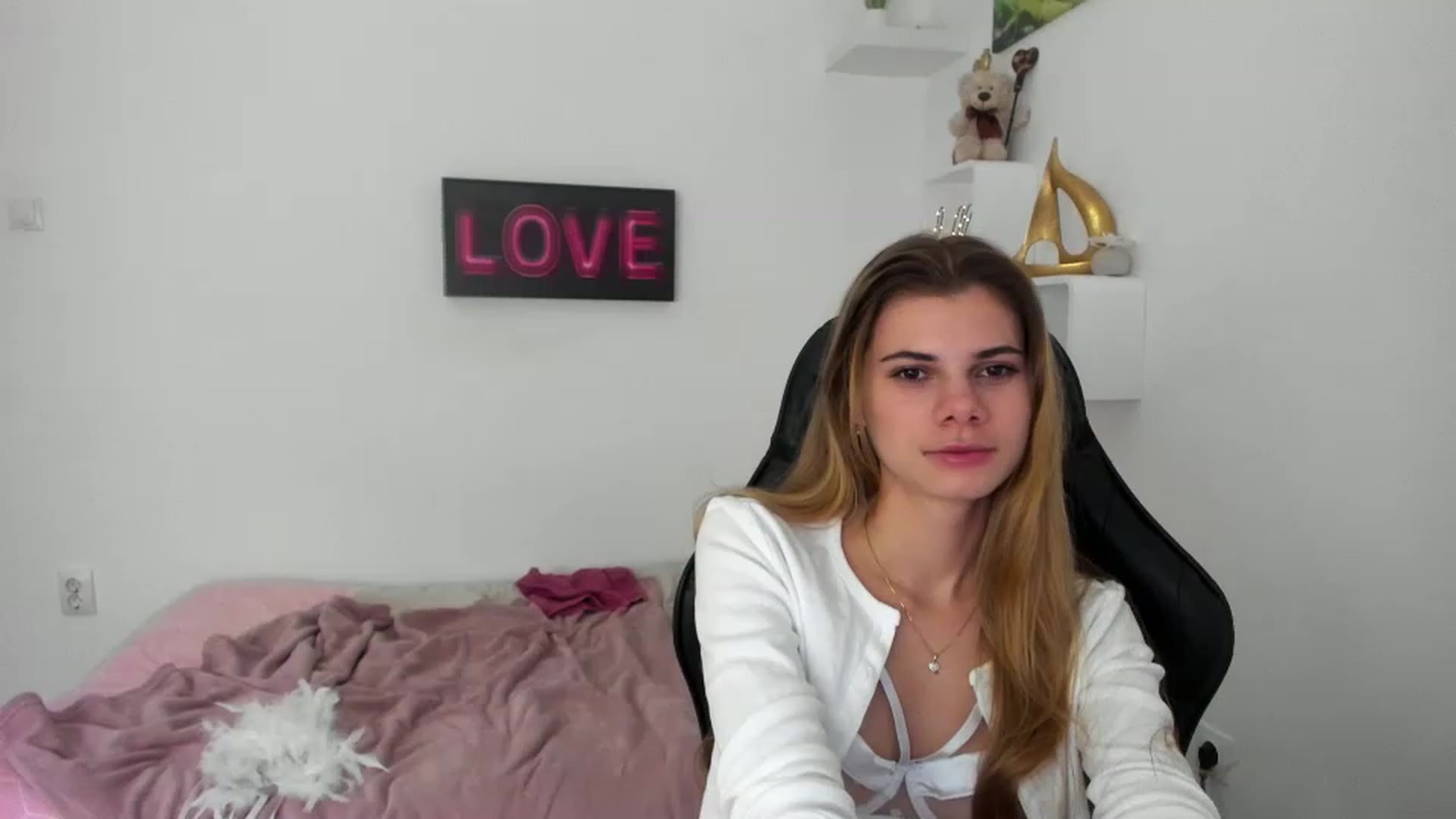 Gallery image thumbnail from RileyReid_18's myfreecams stream on, 12/23/2022, 17:07 image 1 of 20