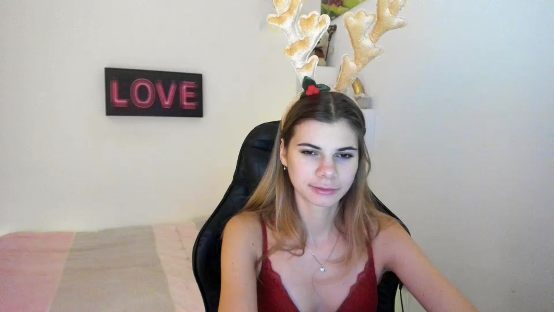 Gallery image thumbnail from RileyReid_18's myfreecams stream on, 12/24/2022, 09:07 image 19 of 20