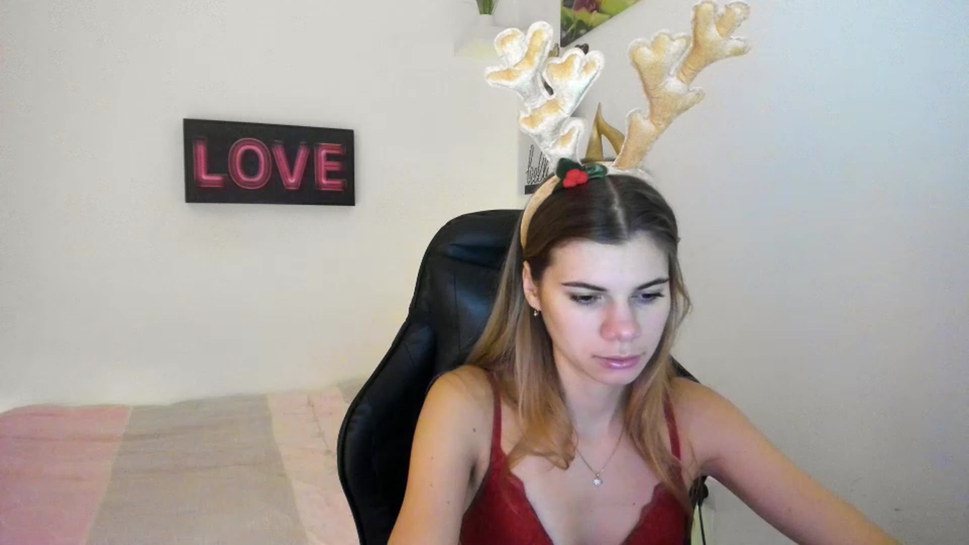 Gallery image thumbnail from RileyReid_18's myfreecams stream on, 12/24/2022, 09:07 image 20 of 20